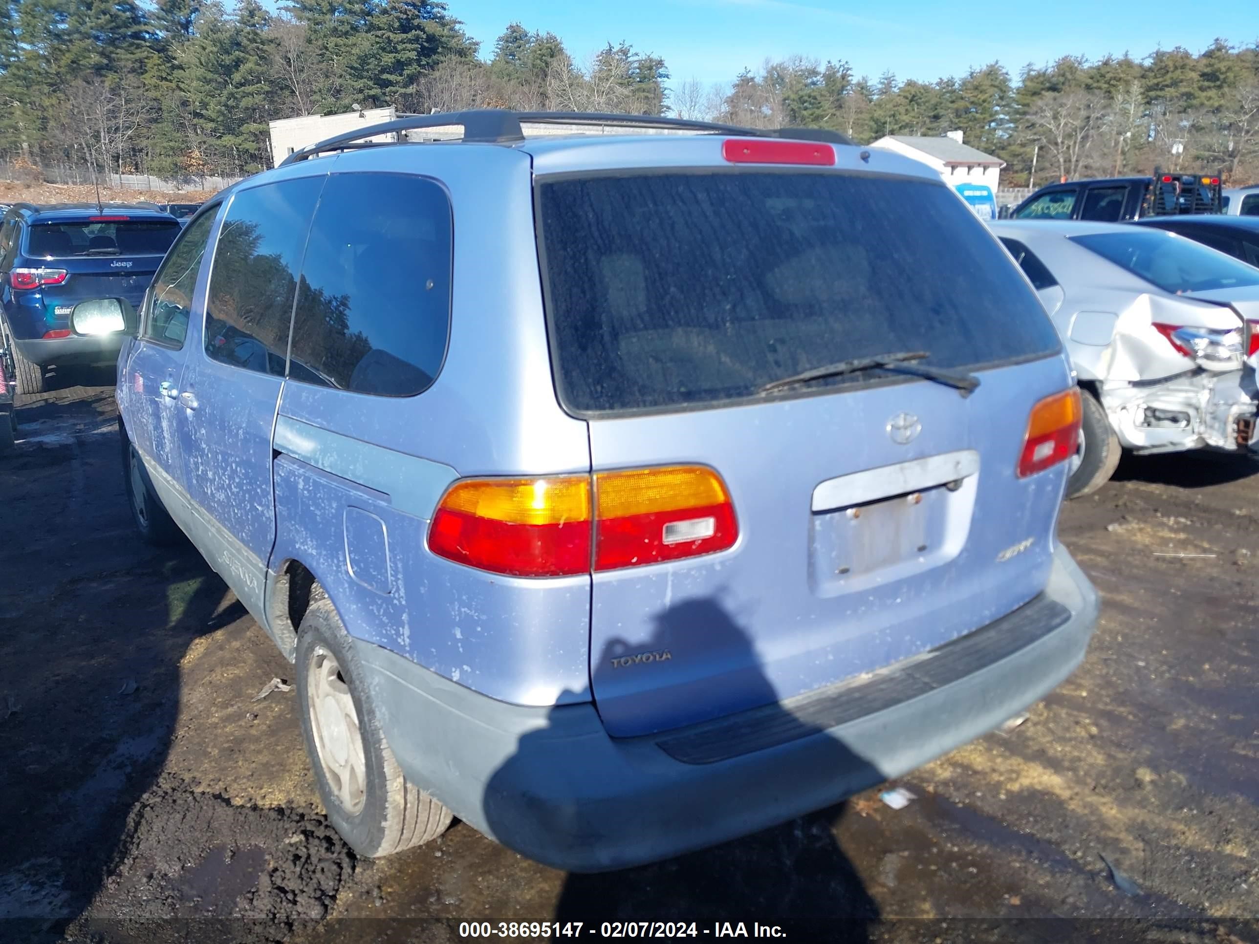 Photo 2 VIN: 4T3ZF13C7XU124810 - TOYOTA SIENNA 