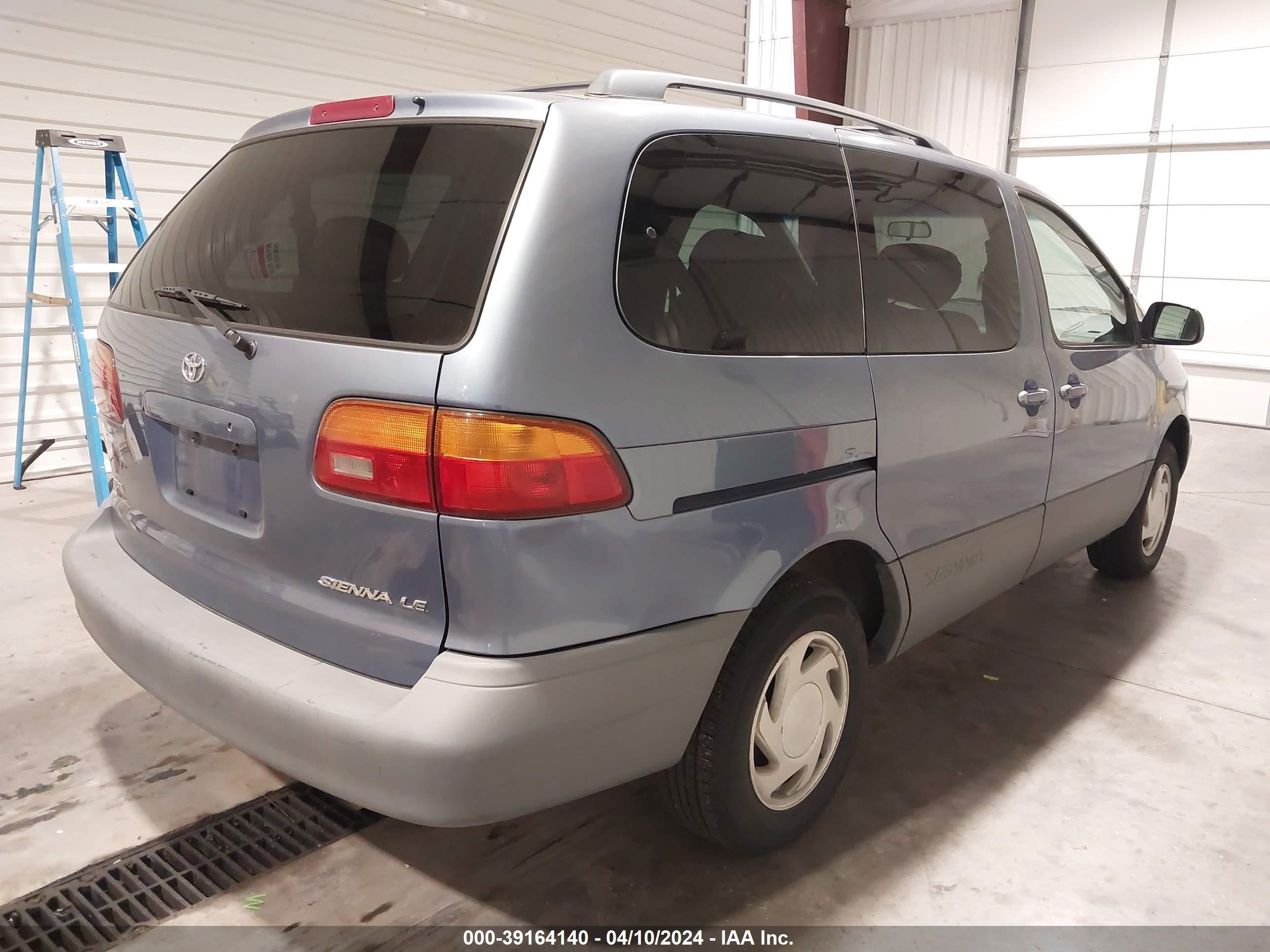 Photo 3 VIN: 4T3ZF13C7YU200804 - TOYOTA SIENNA 