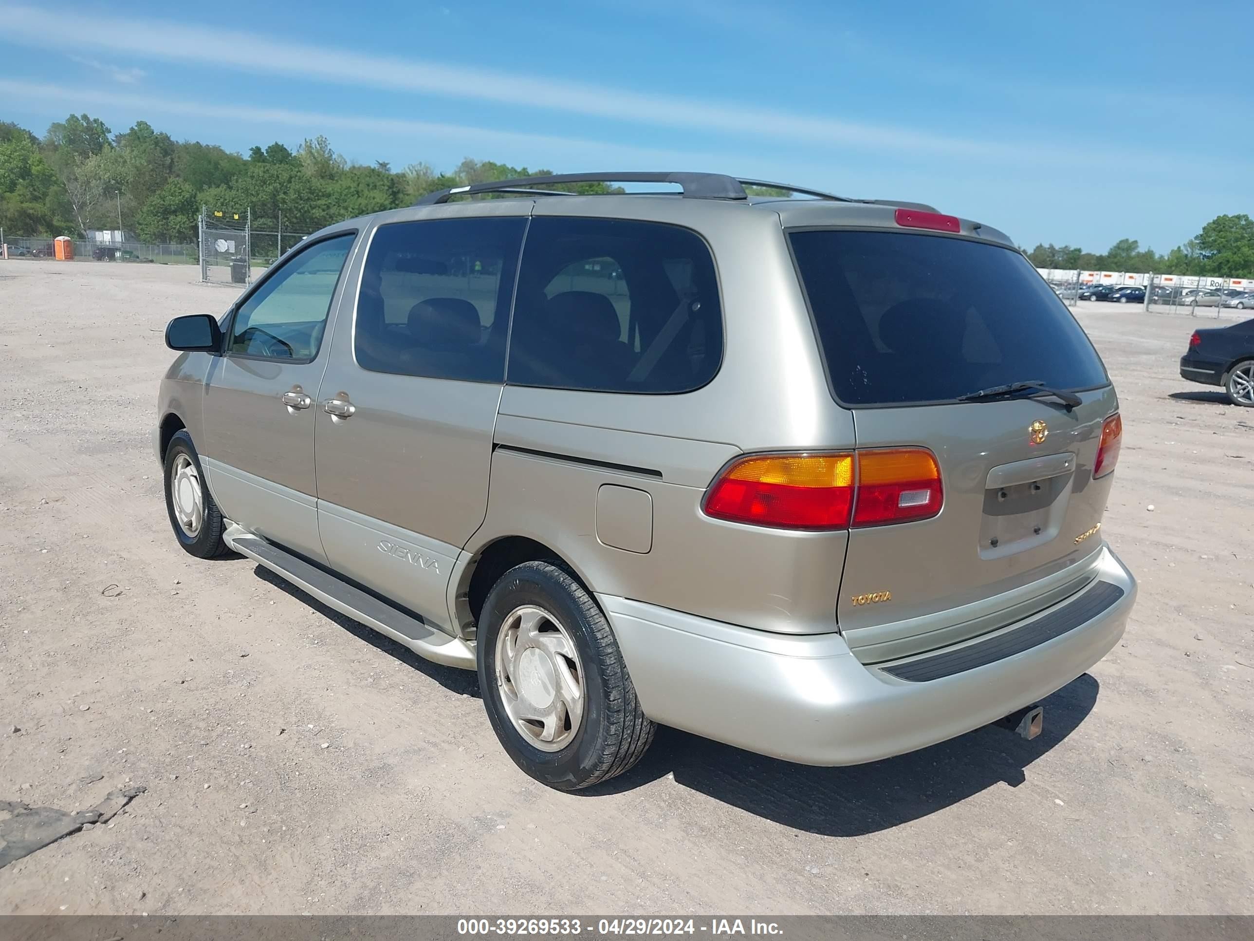 Photo 2 VIN: 4T3ZF13C8YU220107 - TOYOTA SIENNA 