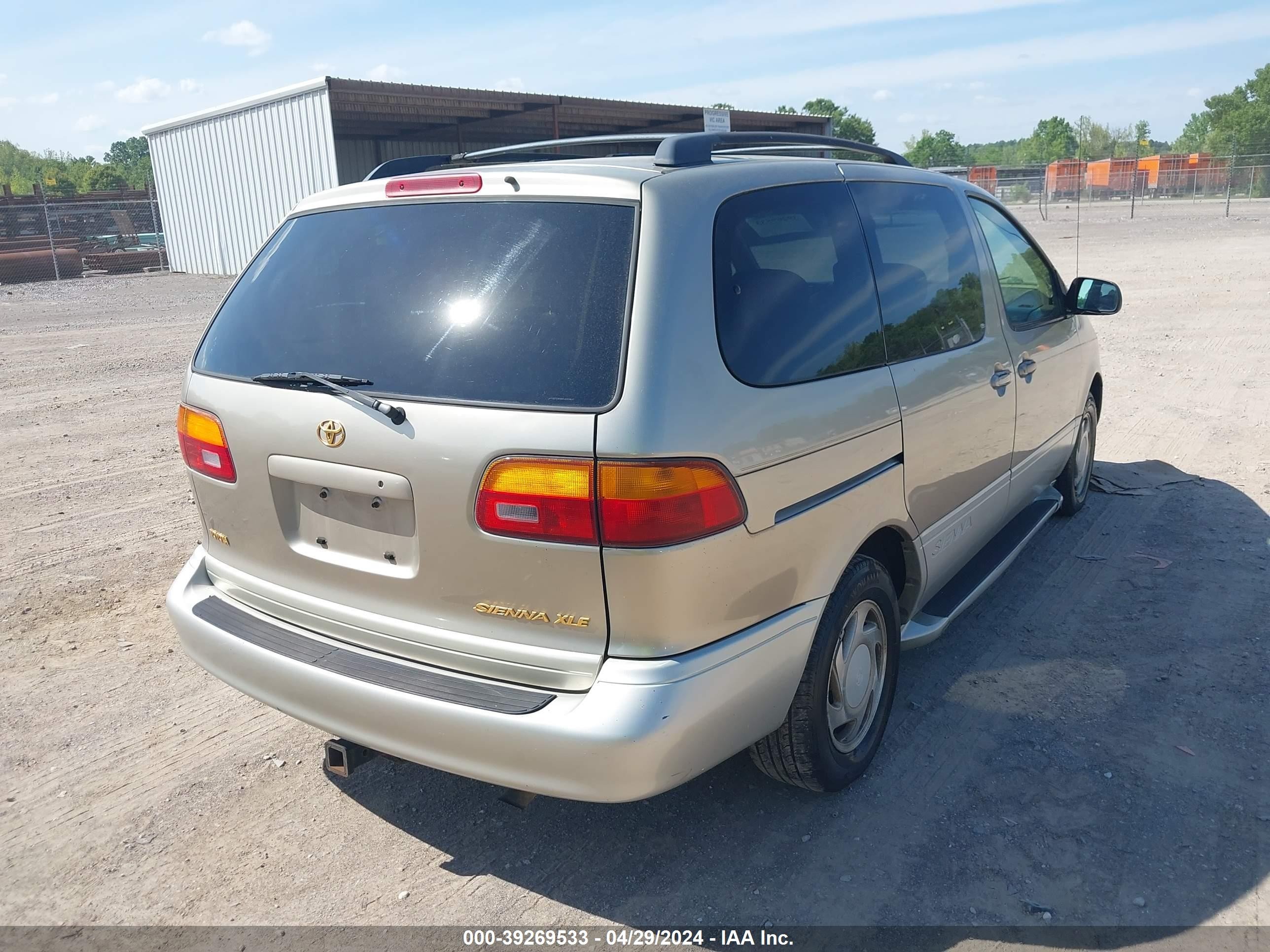 Photo 3 VIN: 4T3ZF13C8YU220107 - TOYOTA SIENNA 