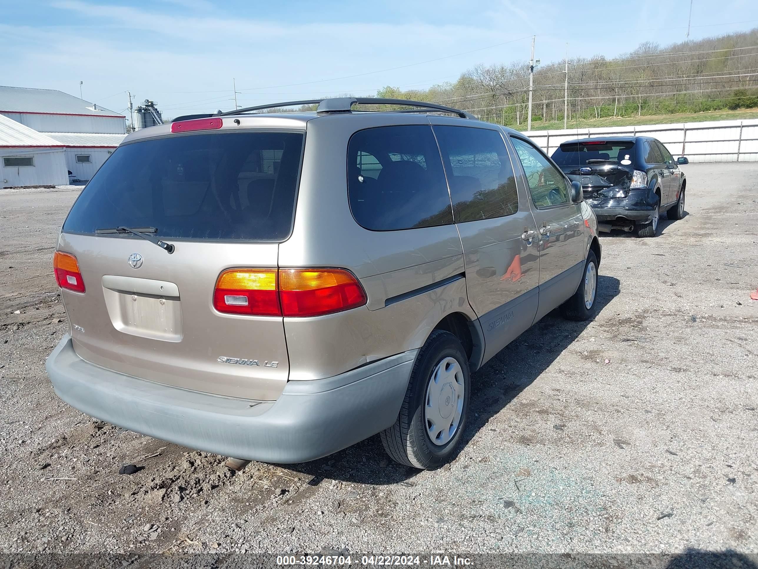 Photo 3 VIN: 4T3ZF13C8YU247856 - TOYOTA SIENNA 