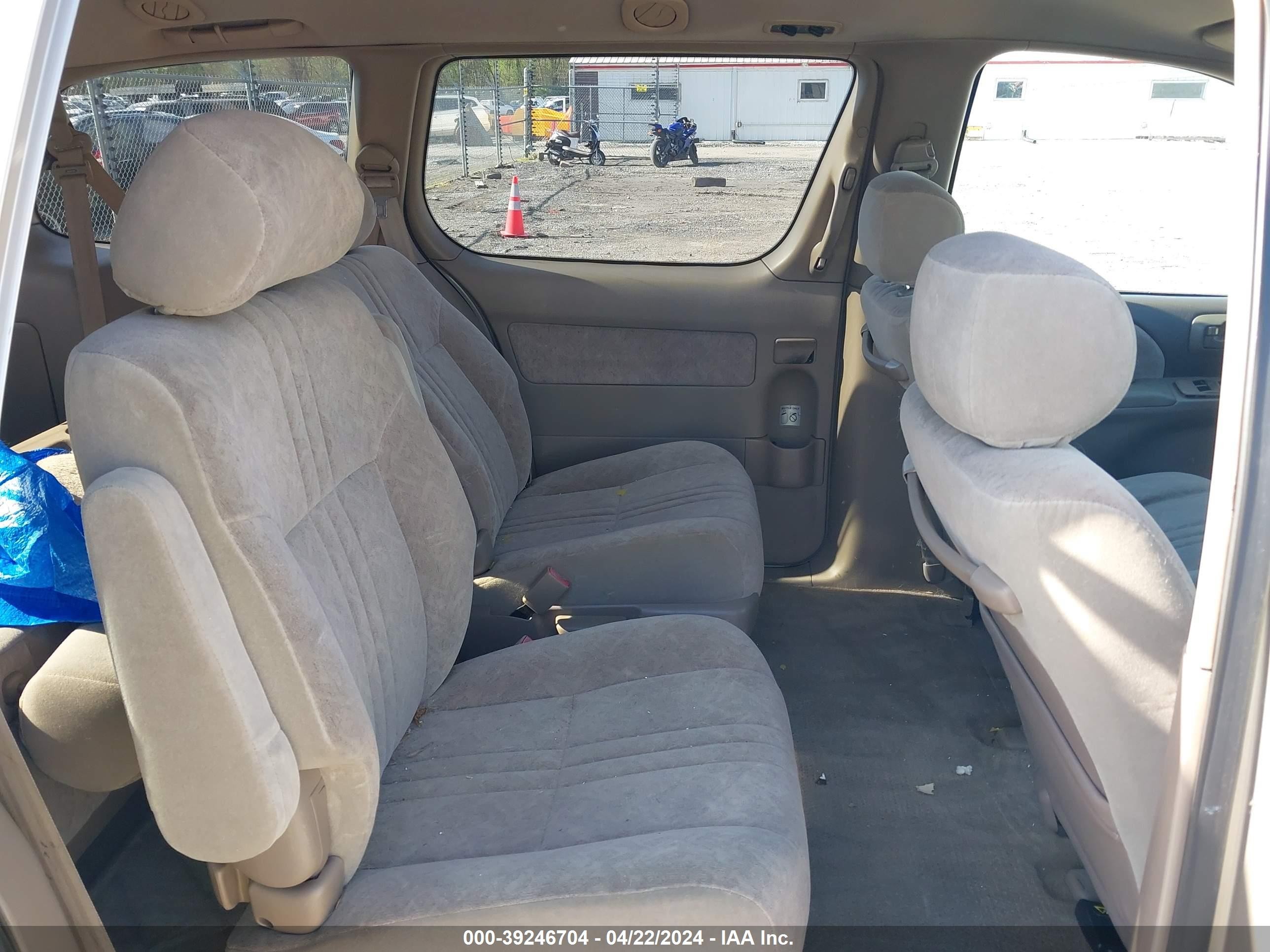 Photo 7 VIN: 4T3ZF13C8YU247856 - TOYOTA SIENNA 