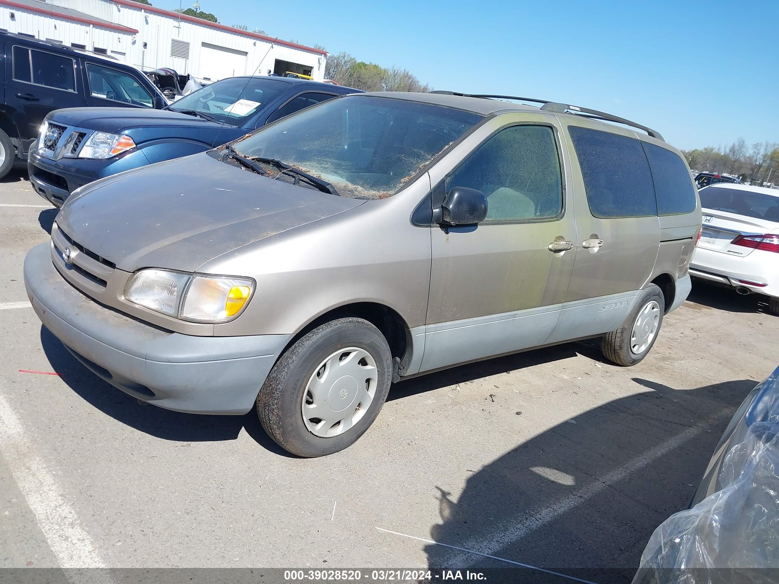 Photo 1 VIN: 4T3ZF13C8YU272952 - TOYOTA SIENNA 