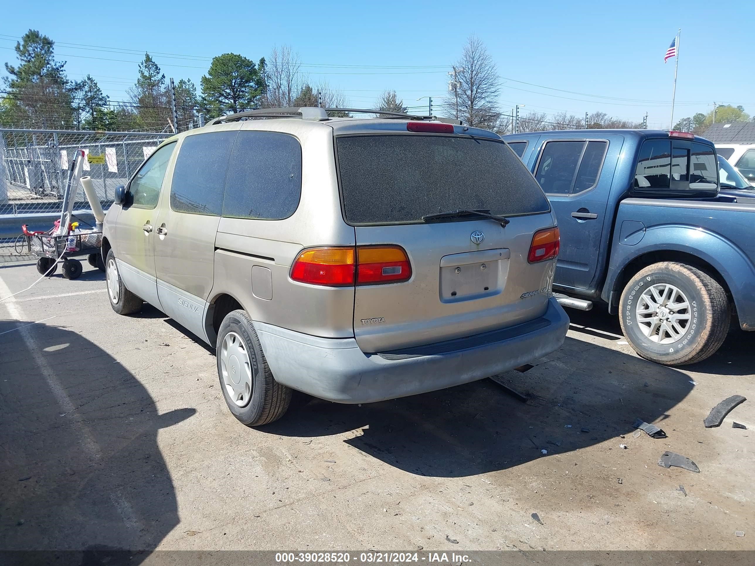 Photo 2 VIN: 4T3ZF13C8YU272952 - TOYOTA SIENNA 