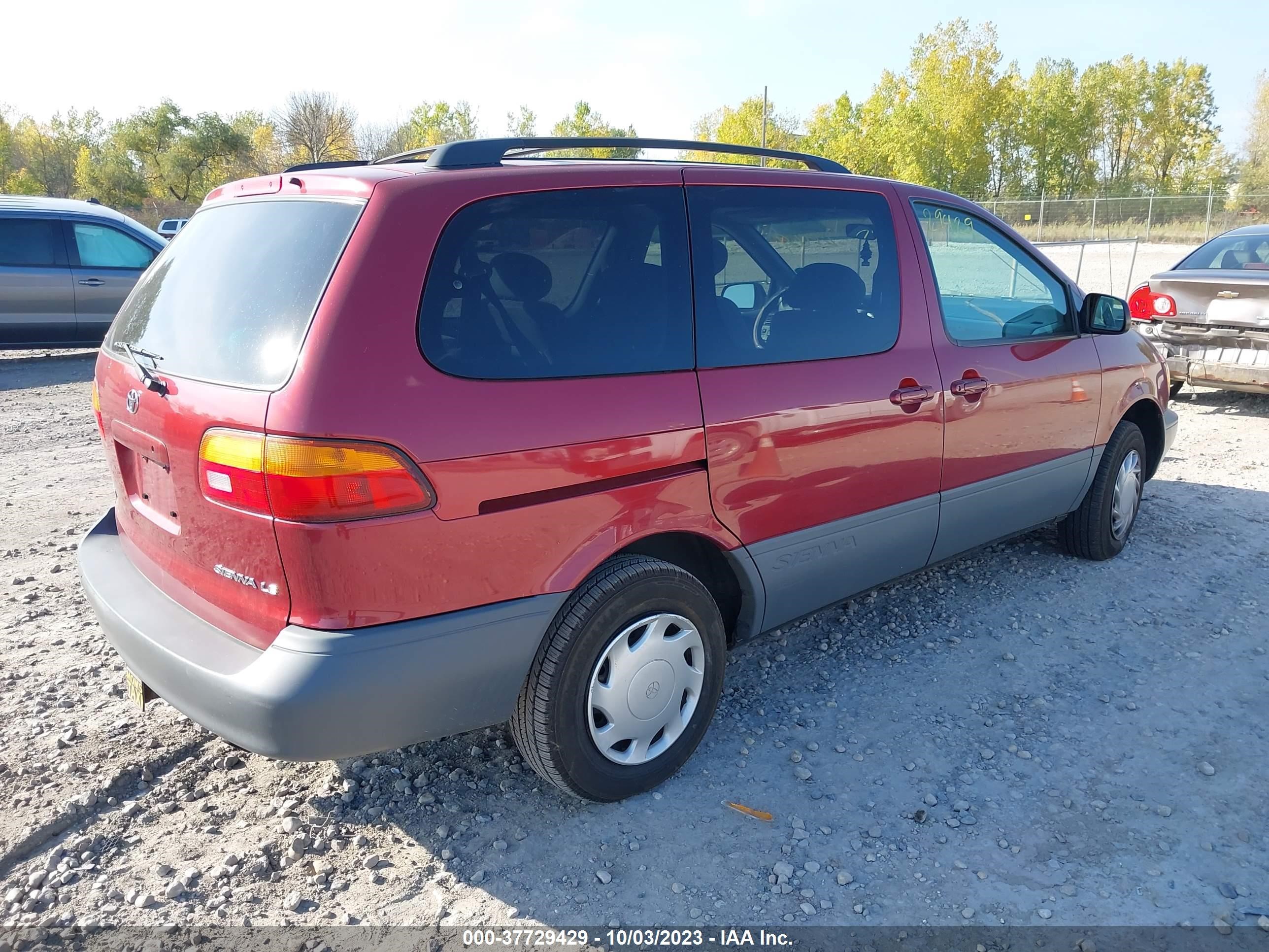 Photo 3 VIN: 4T3ZF13C8YU274104 - TOYOTA SIENNA 