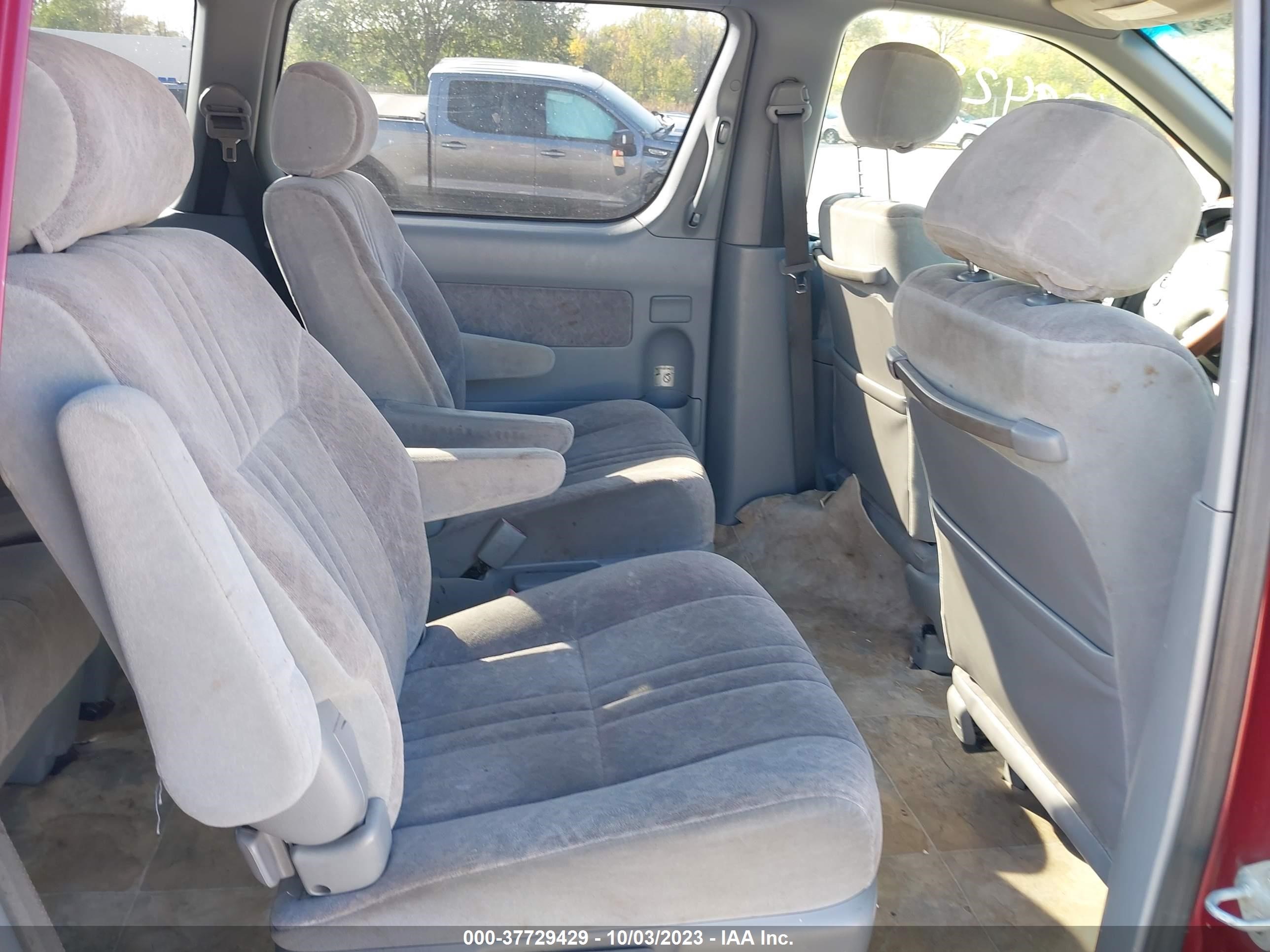 Photo 7 VIN: 4T3ZF13C8YU274104 - TOYOTA SIENNA 