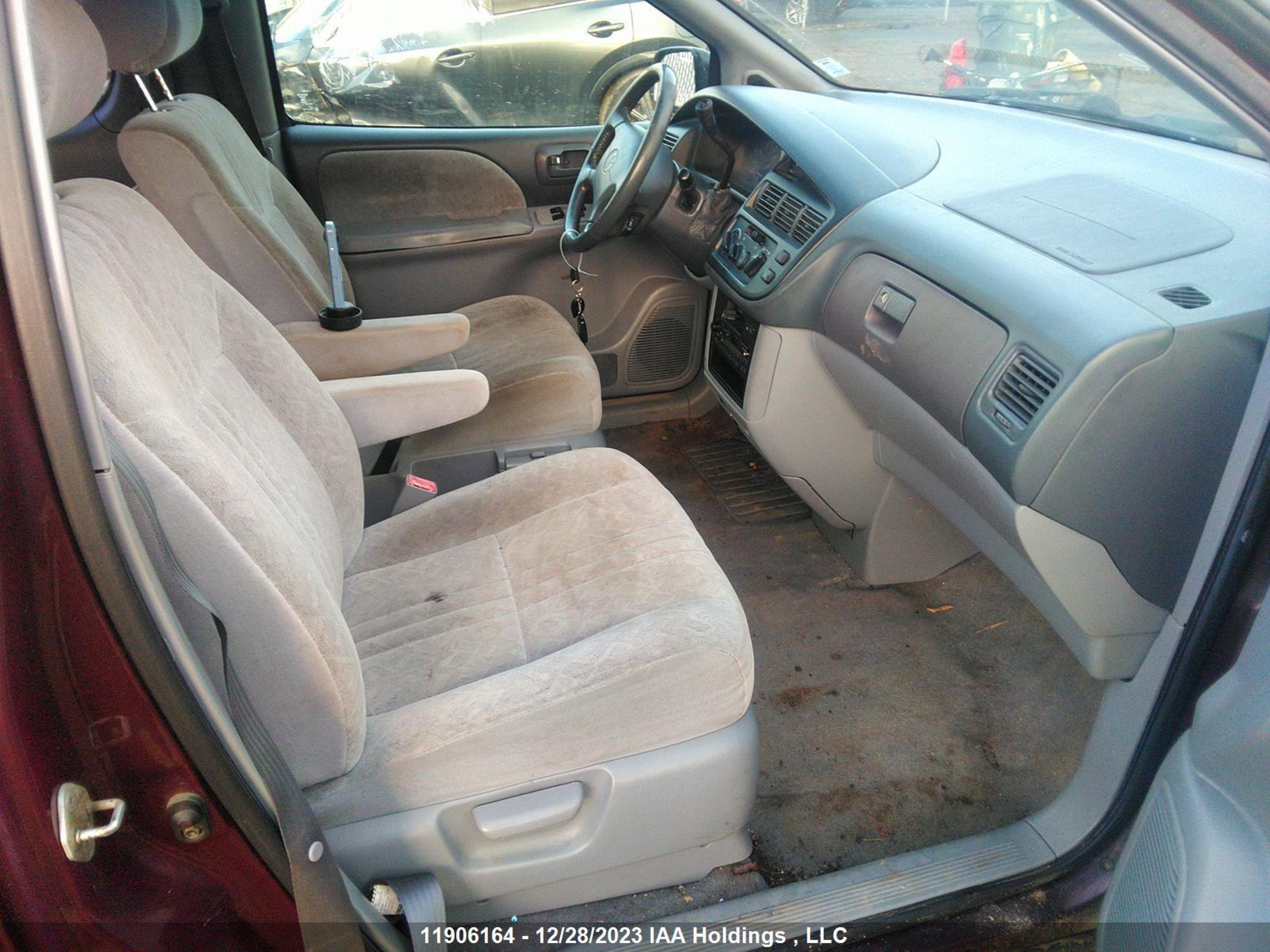 Photo 4 VIN: 4T3ZF13C9XU152835 - TOYOTA SIENNA 