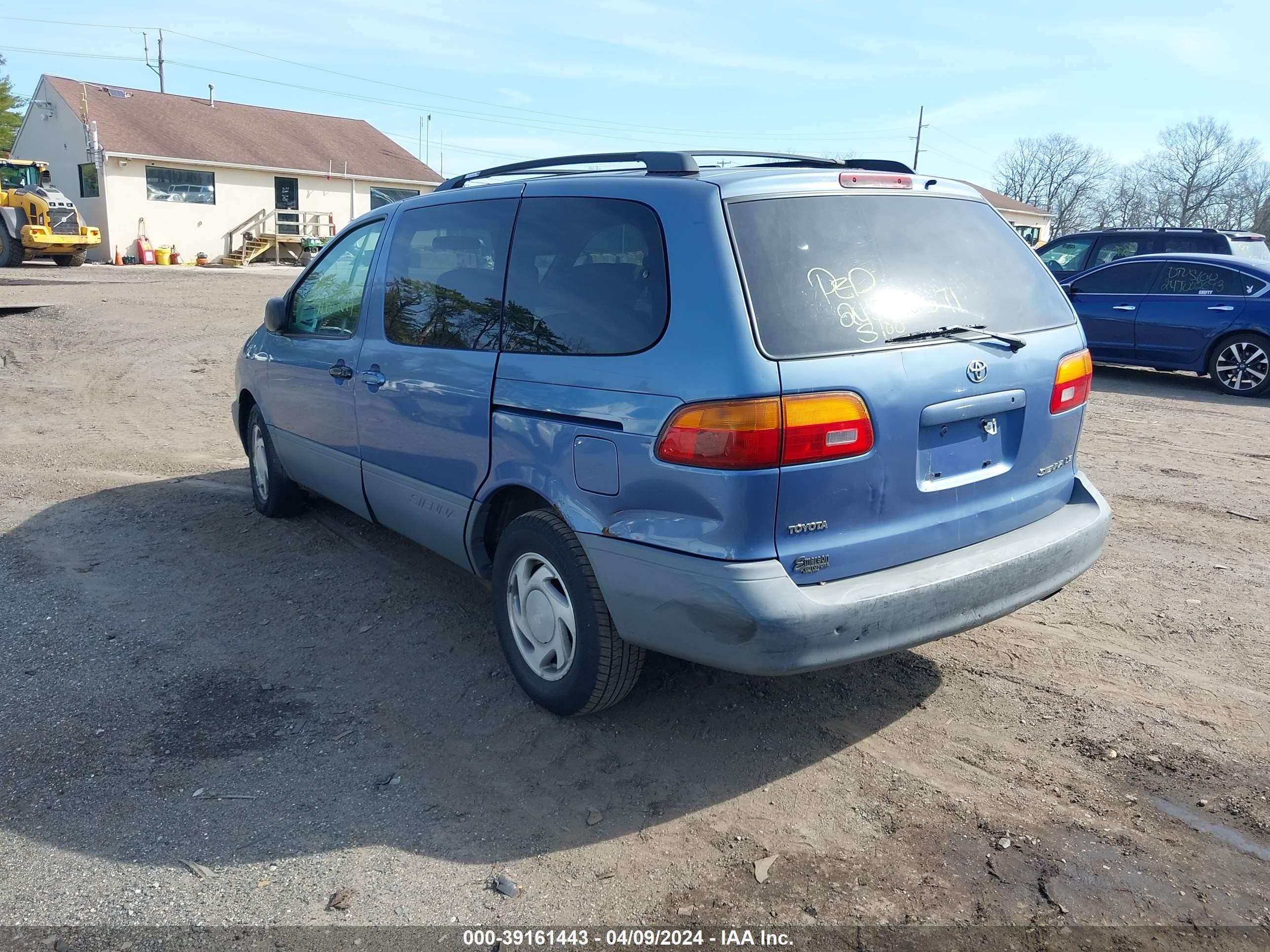 Photo 2 VIN: 4T3ZF13C9YU271308 - TOYOTA SIENNA 