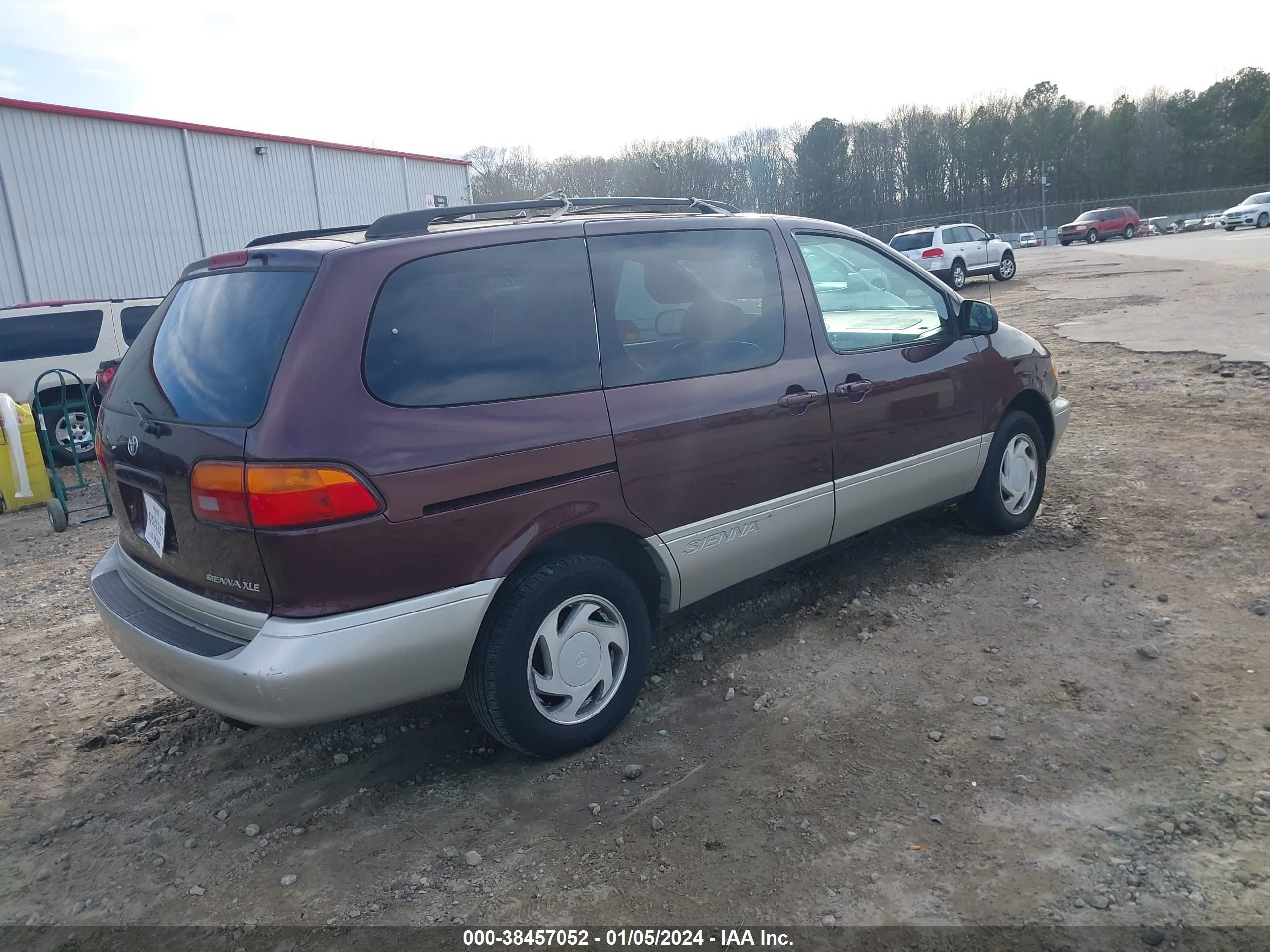 Photo 3 VIN: 4T3ZF13CXXU133954 - TOYOTA SIENNA 