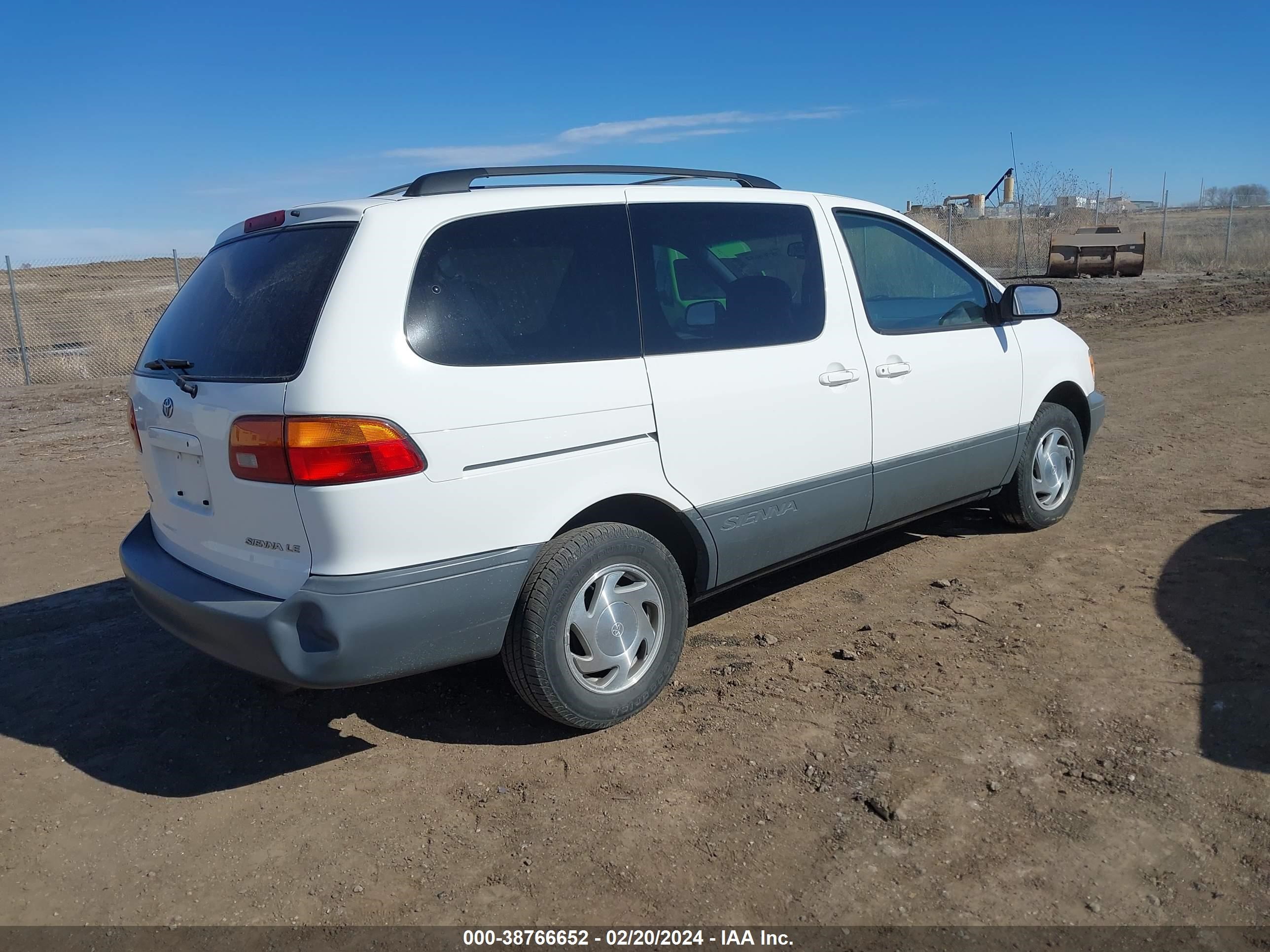 Photo 3 VIN: 4T3ZF13CXYU315641 - TOYOTA SIENNA 