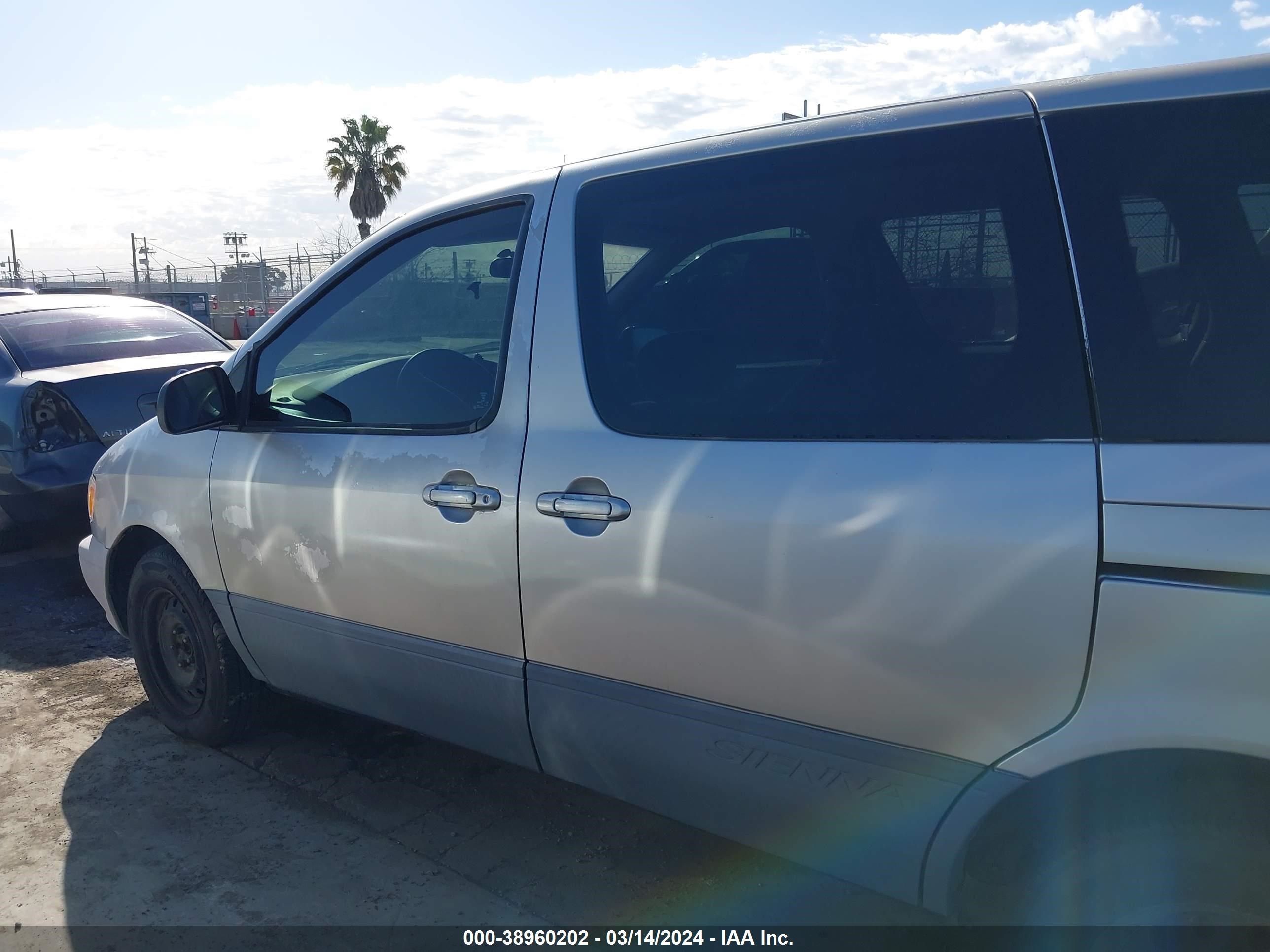 Photo 13 VIN: 4T3ZF19C01U323115 - TOYOTA SIENNA 