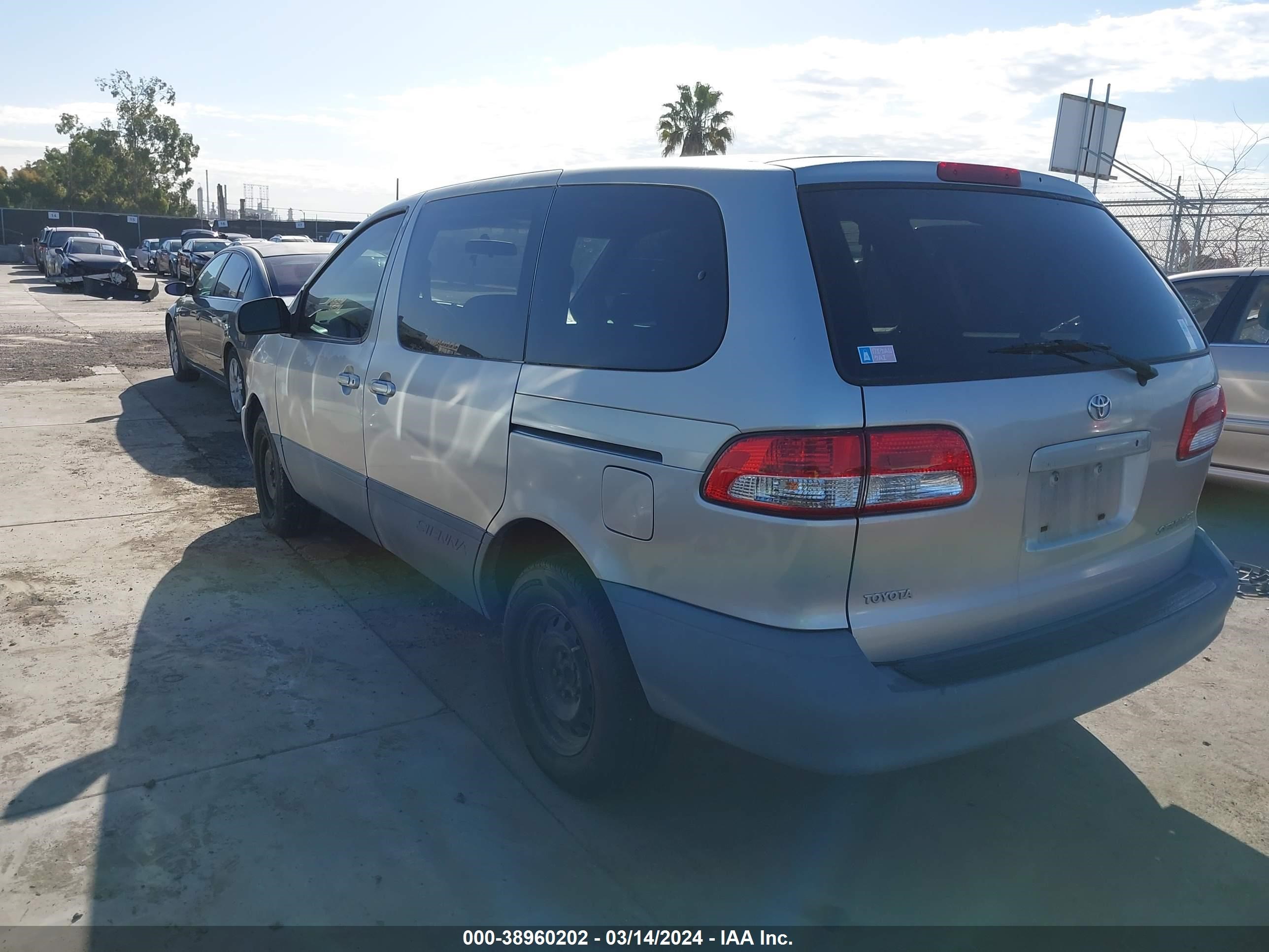 Photo 2 VIN: 4T3ZF19C01U323115 - TOYOTA SIENNA 