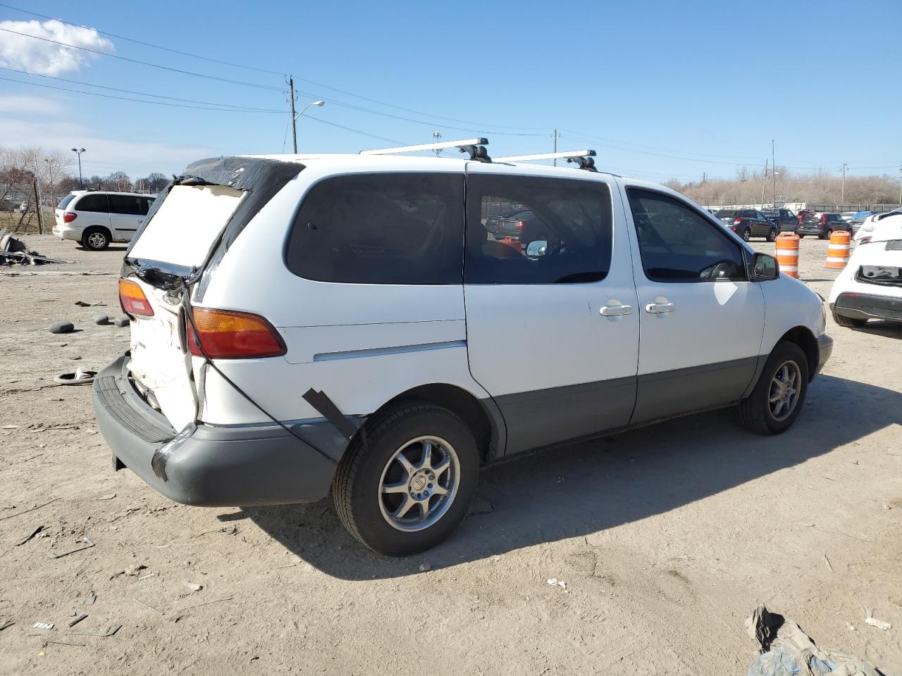 Photo 2 VIN: 4T3ZF19C2YU224449 - TOYOTA SIENNA 