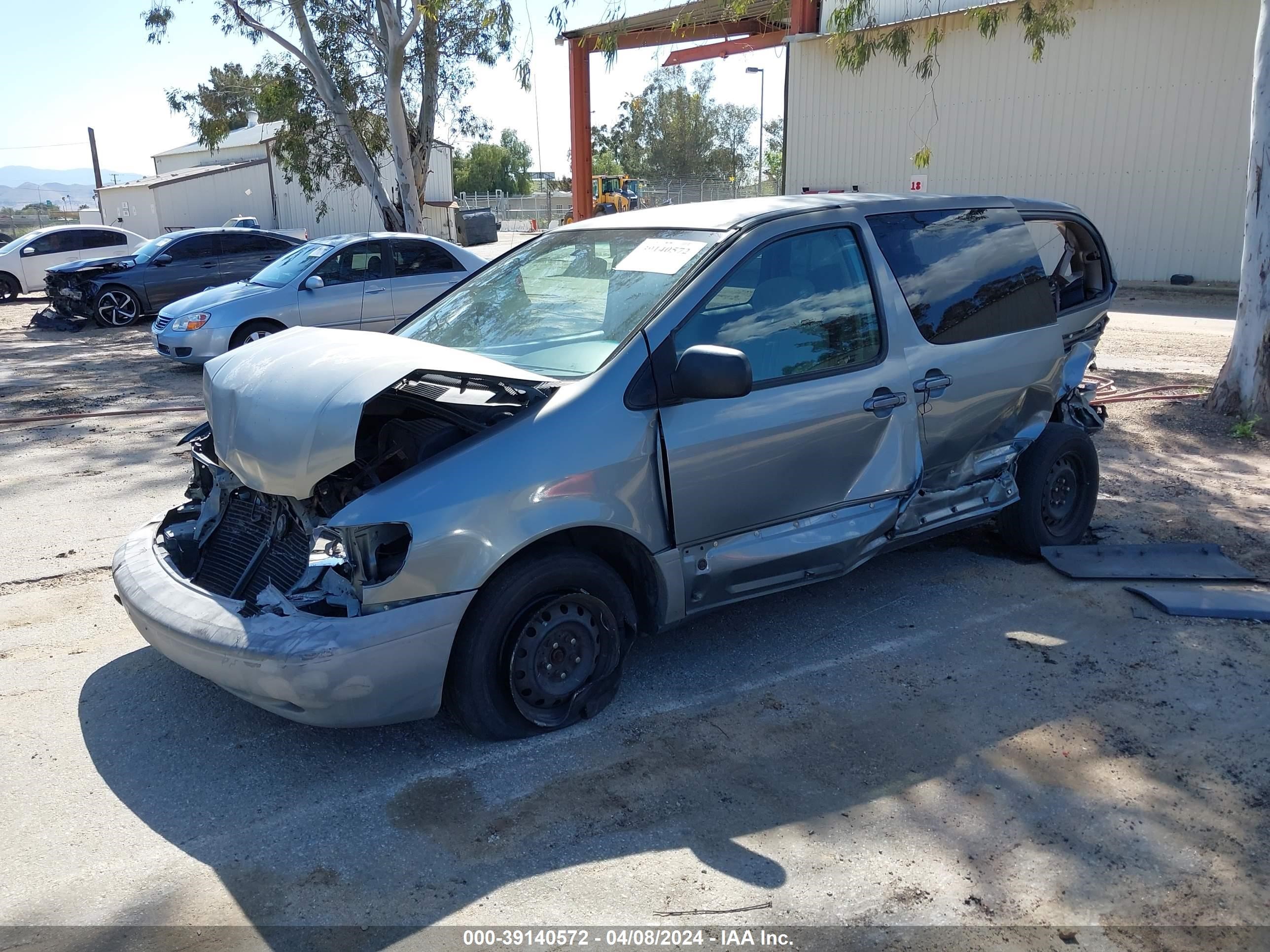 Photo 1 VIN: 4T3ZF19C6YU216421 - TOYOTA SIENNA 