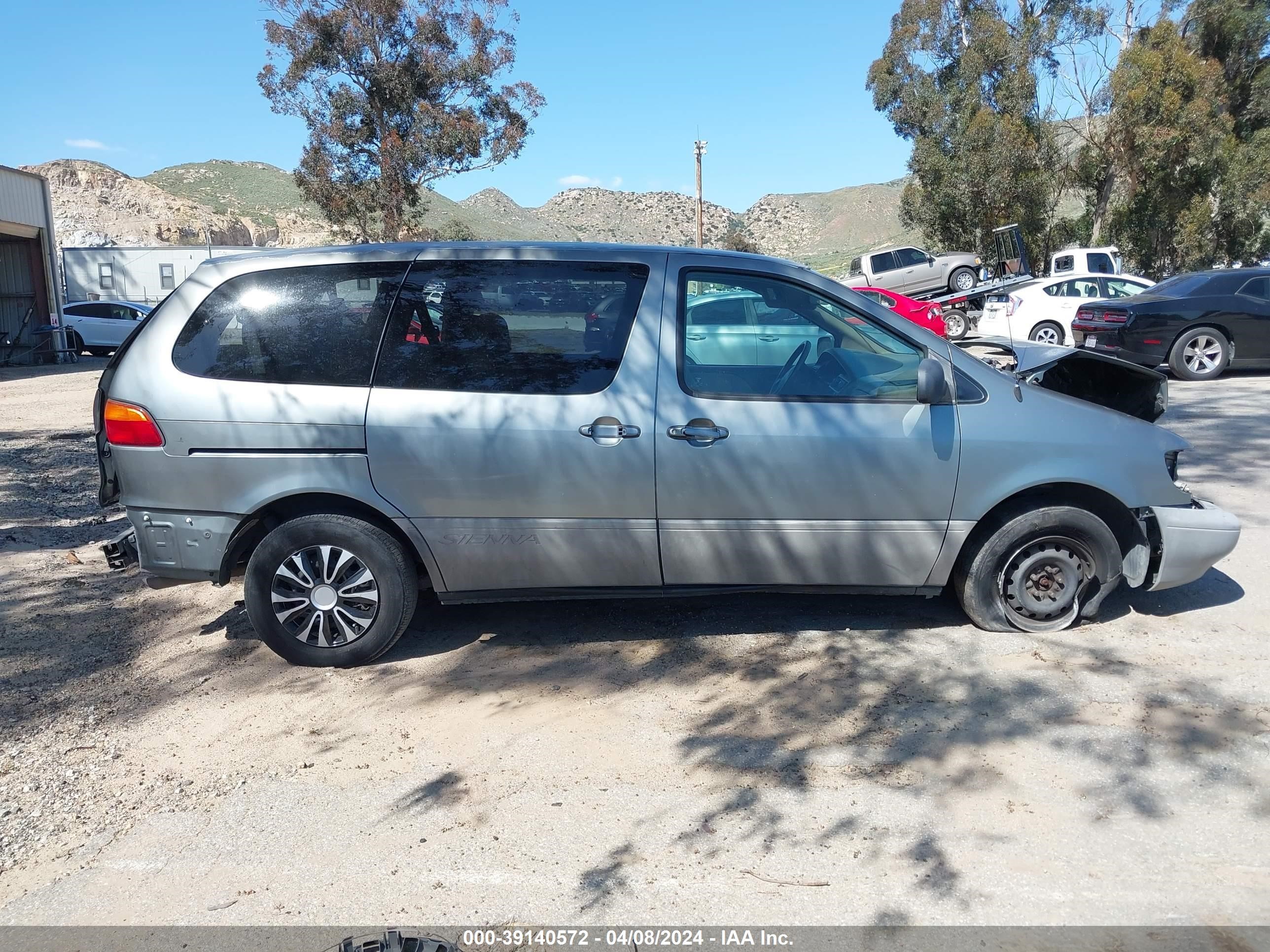 Photo 13 VIN: 4T3ZF19C6YU216421 - TOYOTA SIENNA 