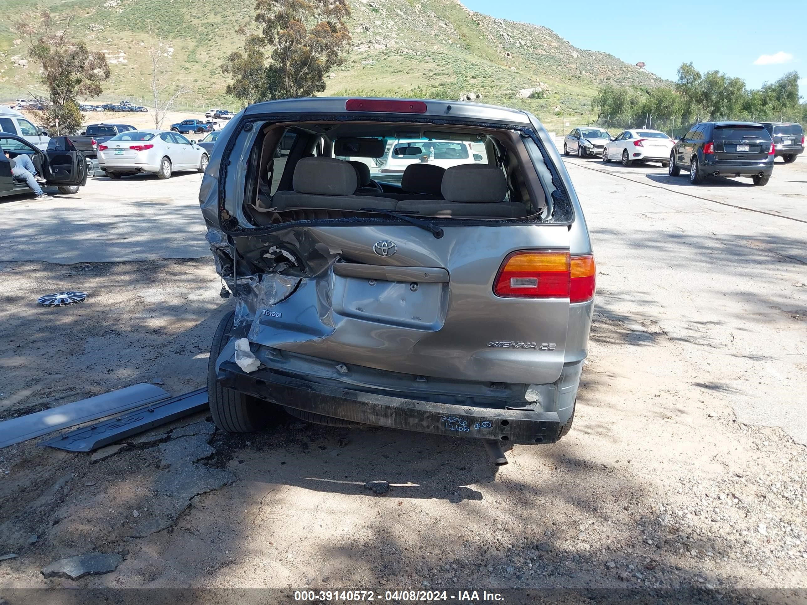 Photo 16 VIN: 4T3ZF19C6YU216421 - TOYOTA SIENNA 