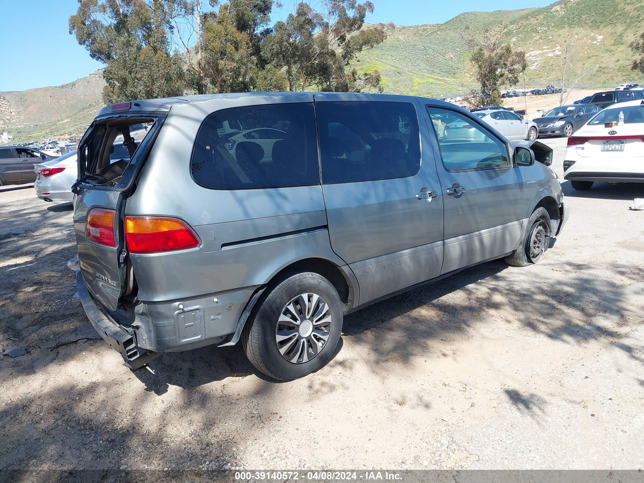 Photo 3 VIN: 4T3ZF19C6YU216421 - TOYOTA SIENNA 