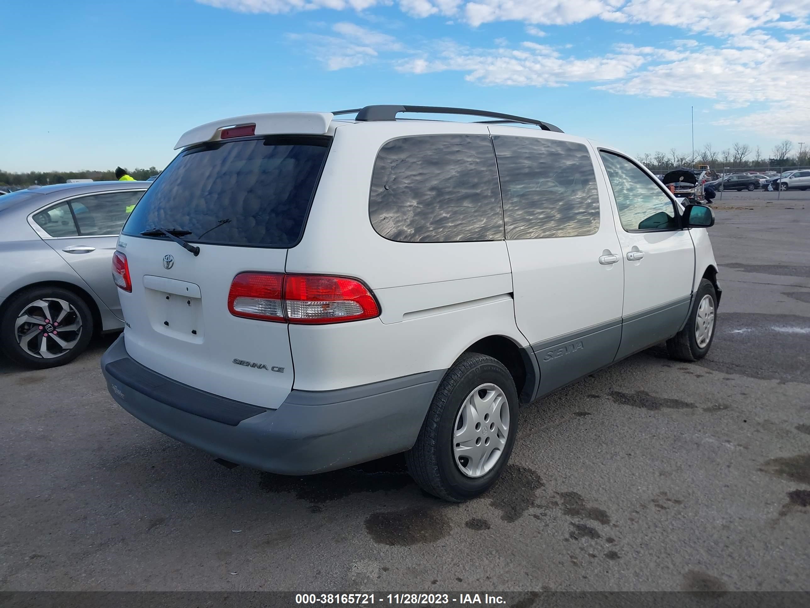 Photo 3 VIN: 4T3ZF19C71U382842 - TOYOTA SIENNA 