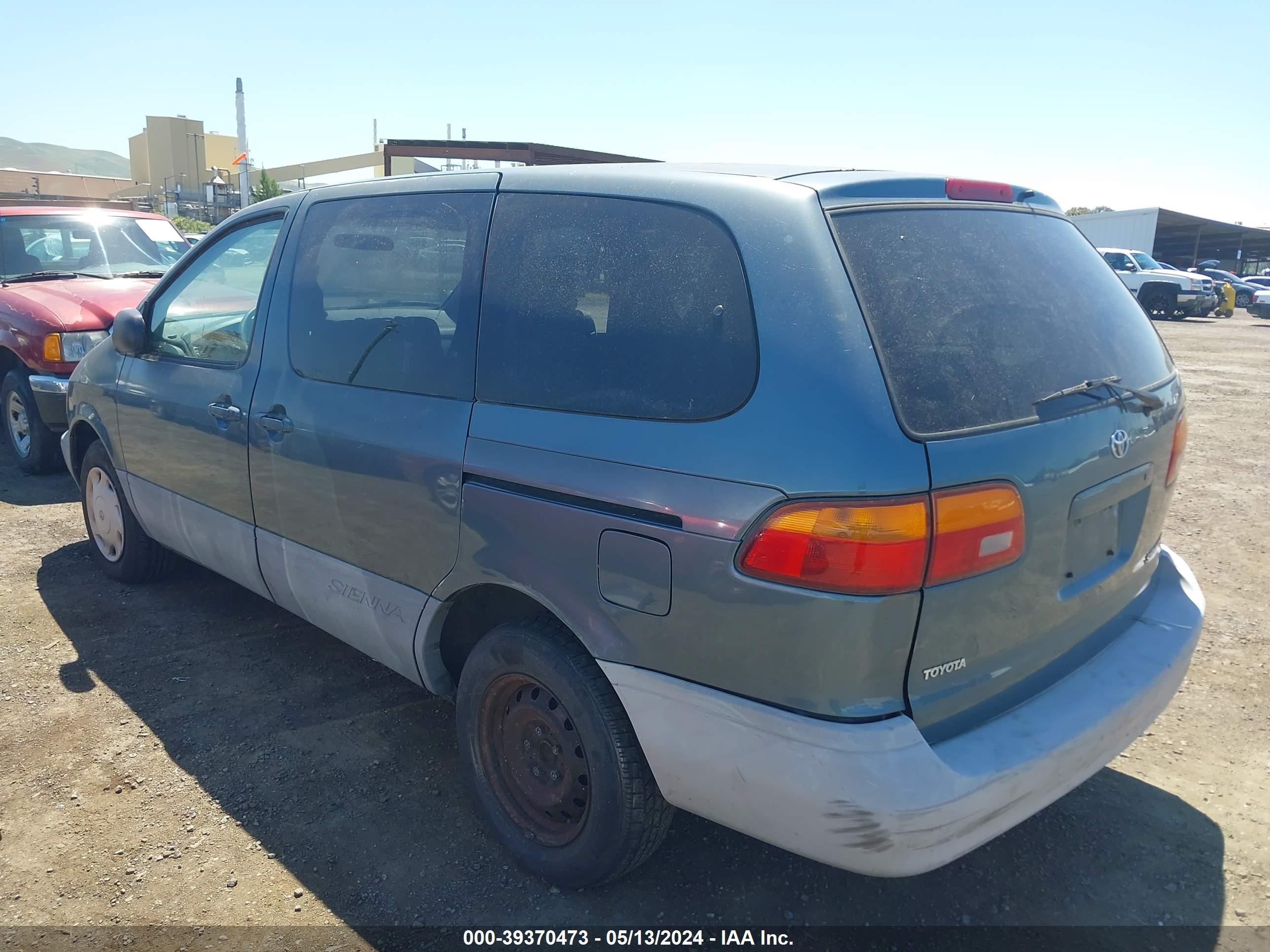 Photo 2 VIN: 4T3ZF19C7YU217822 - TOYOTA SIENNA 