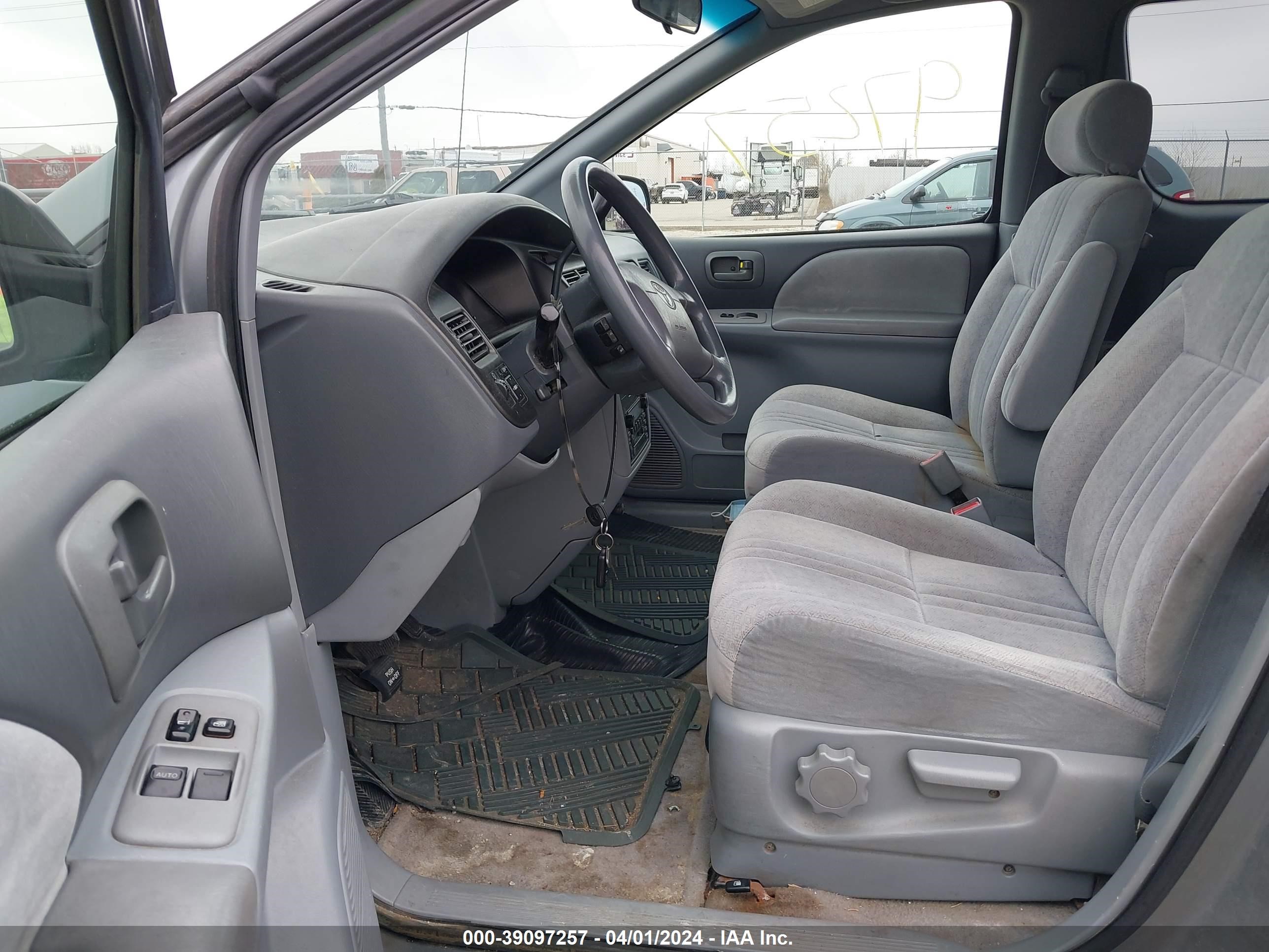 Photo 4 VIN: 4T3ZF19C7YU243224 - TOYOTA SIENNA 