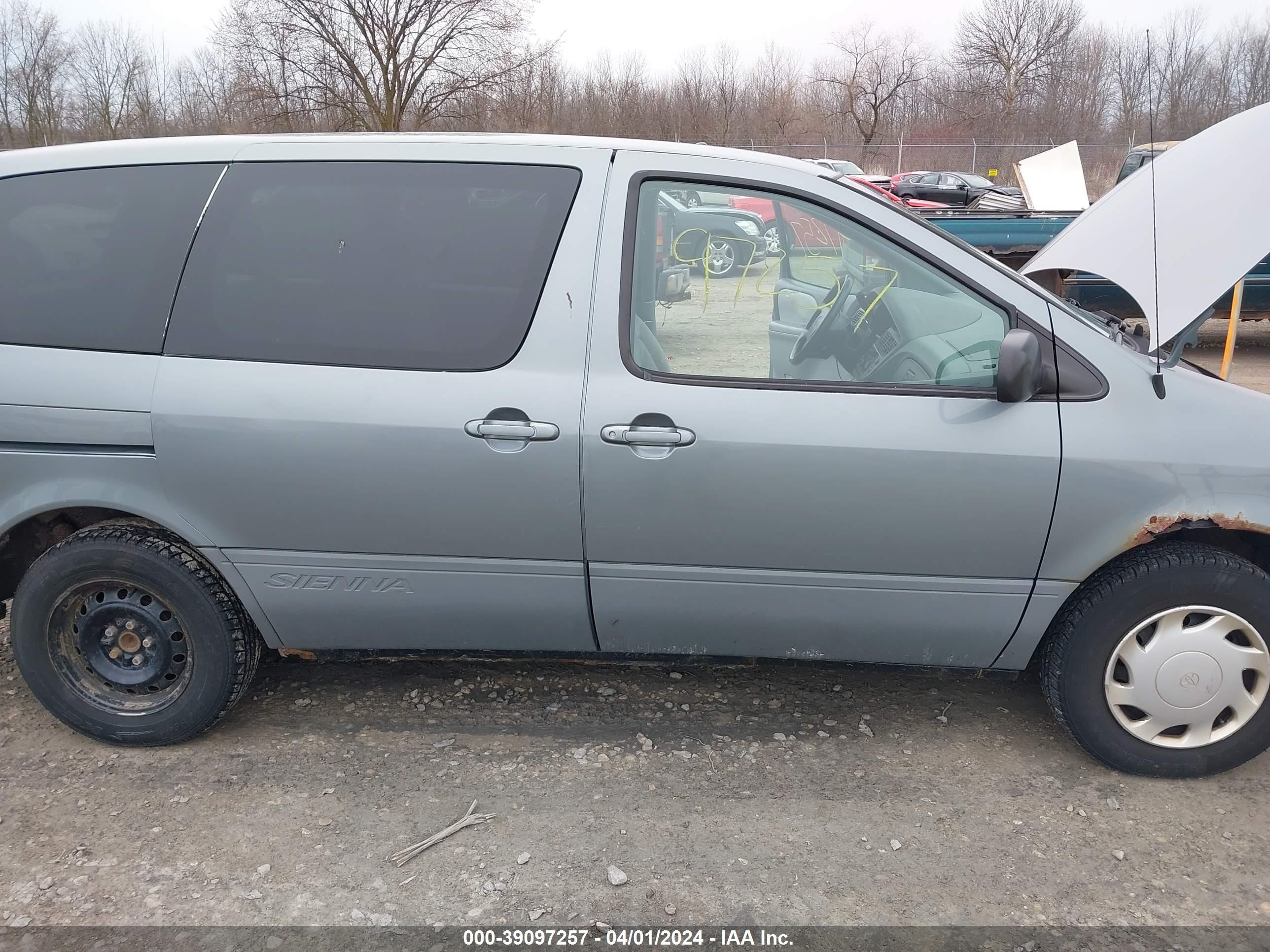 Photo 5 VIN: 4T3ZF19C7YU243224 - TOYOTA SIENNA 