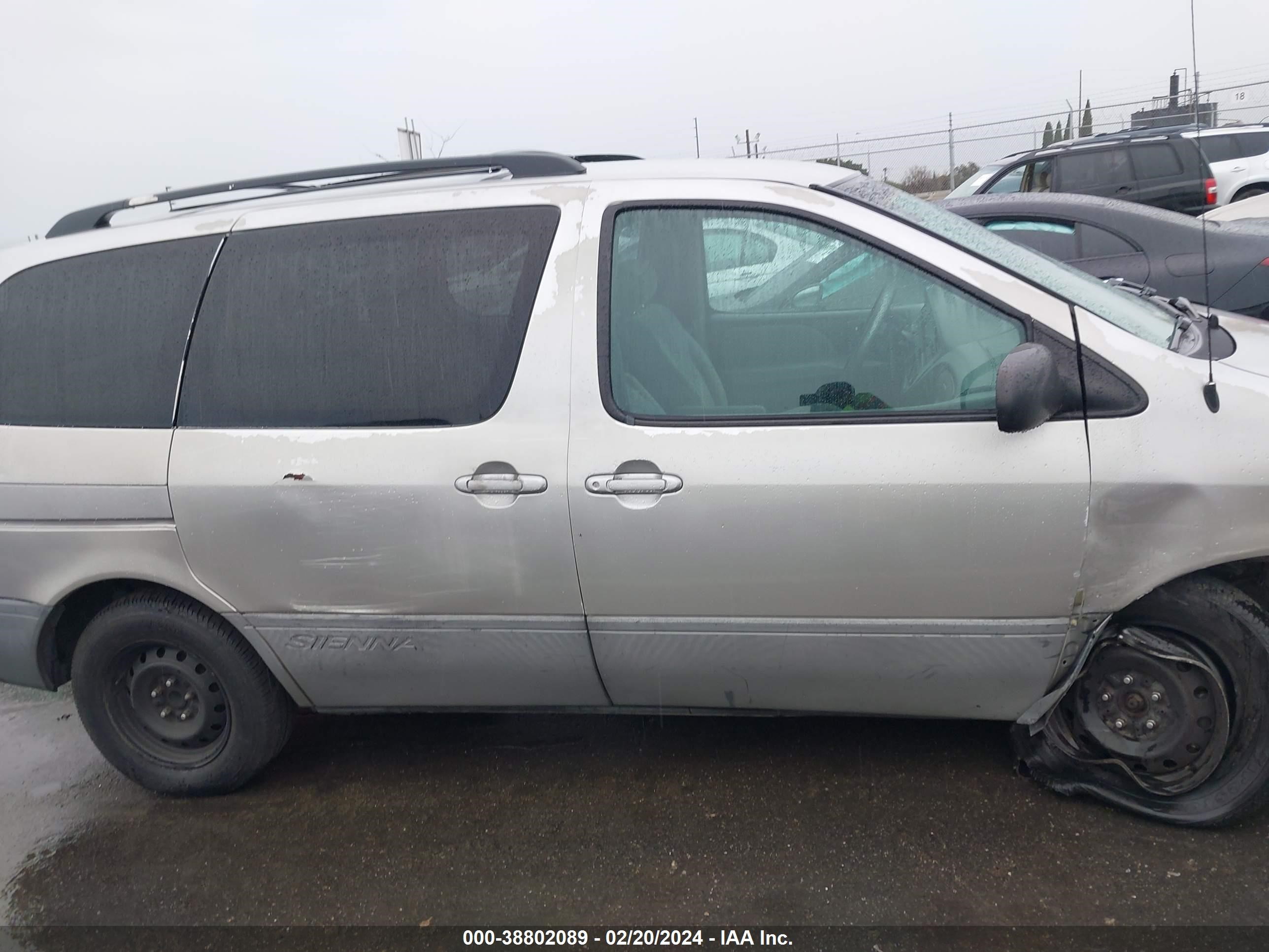 Photo 12 VIN: 4T3ZF19C82U482028 - TOYOTA SIENNA 