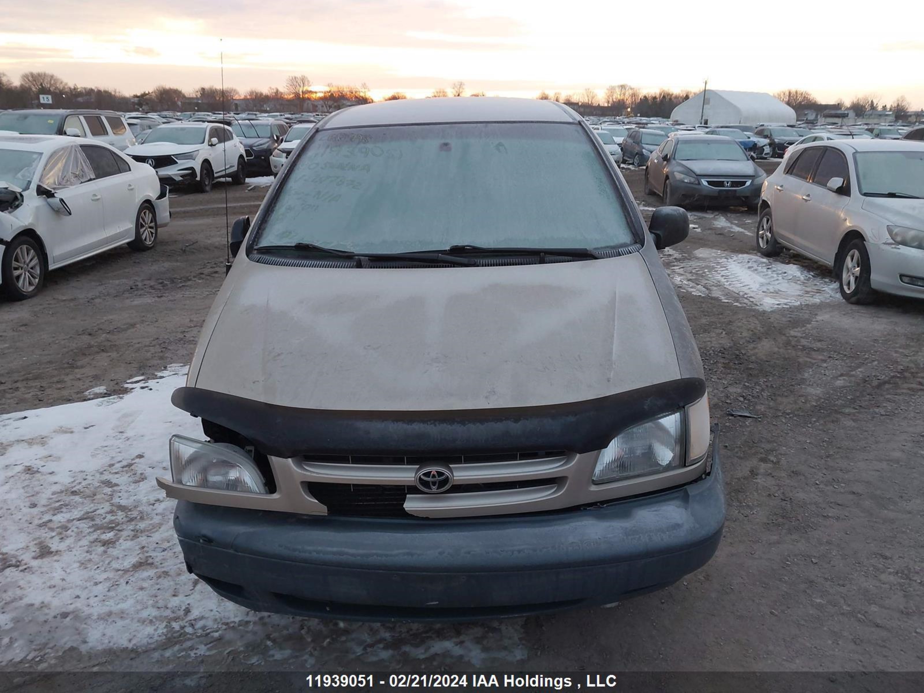 Photo 10 VIN: 4T3ZF19C8YU207672 - TOYOTA SIENNA 