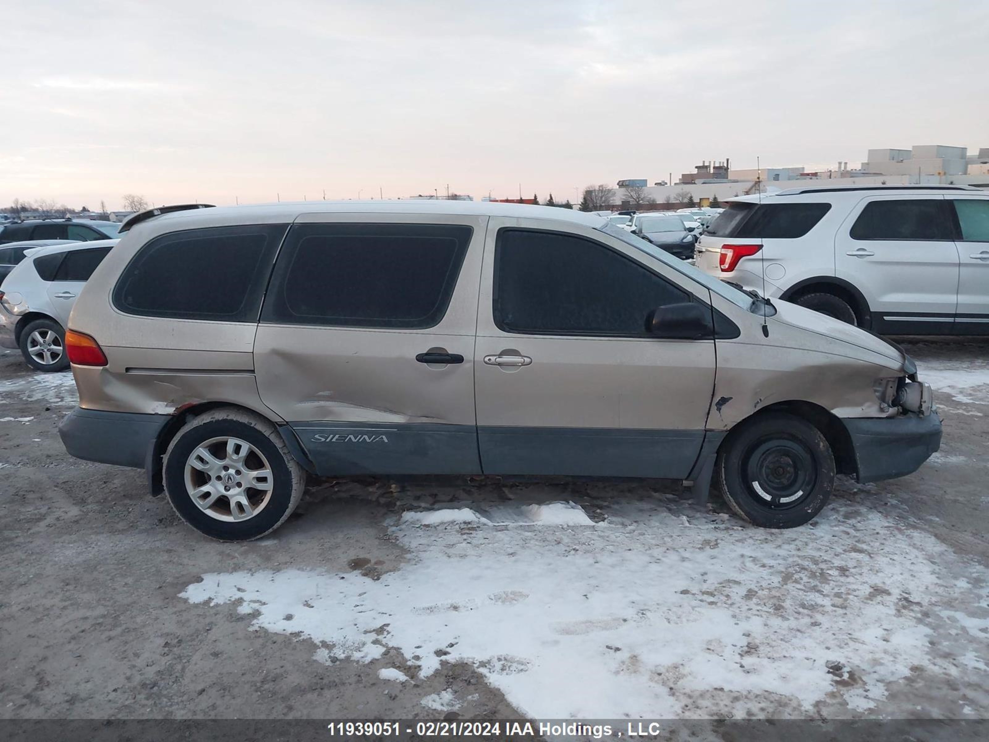 Photo 11 VIN: 4T3ZF19C8YU207672 - TOYOTA SIENNA 