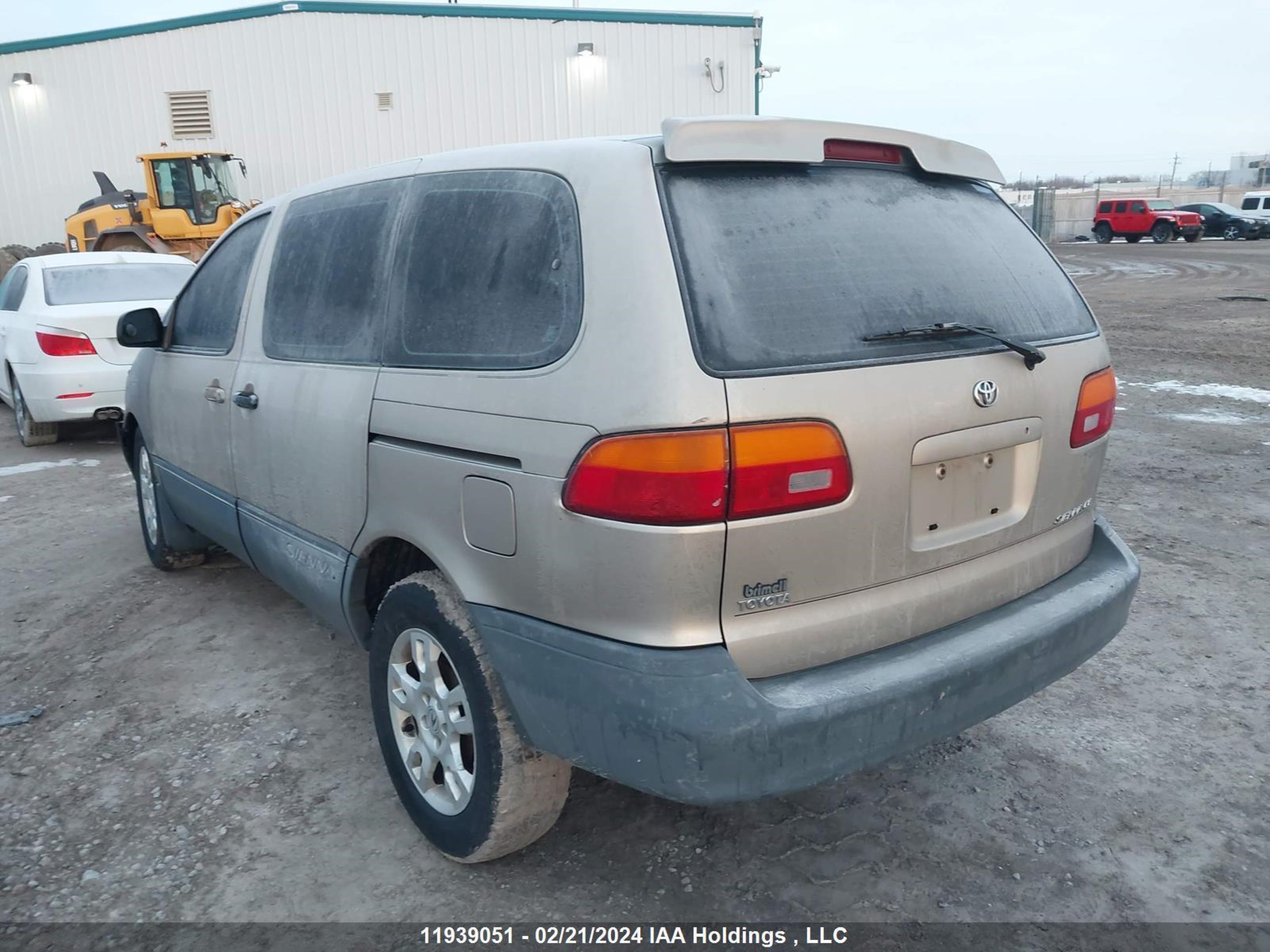 Photo 2 VIN: 4T3ZF19C8YU207672 - TOYOTA SIENNA 