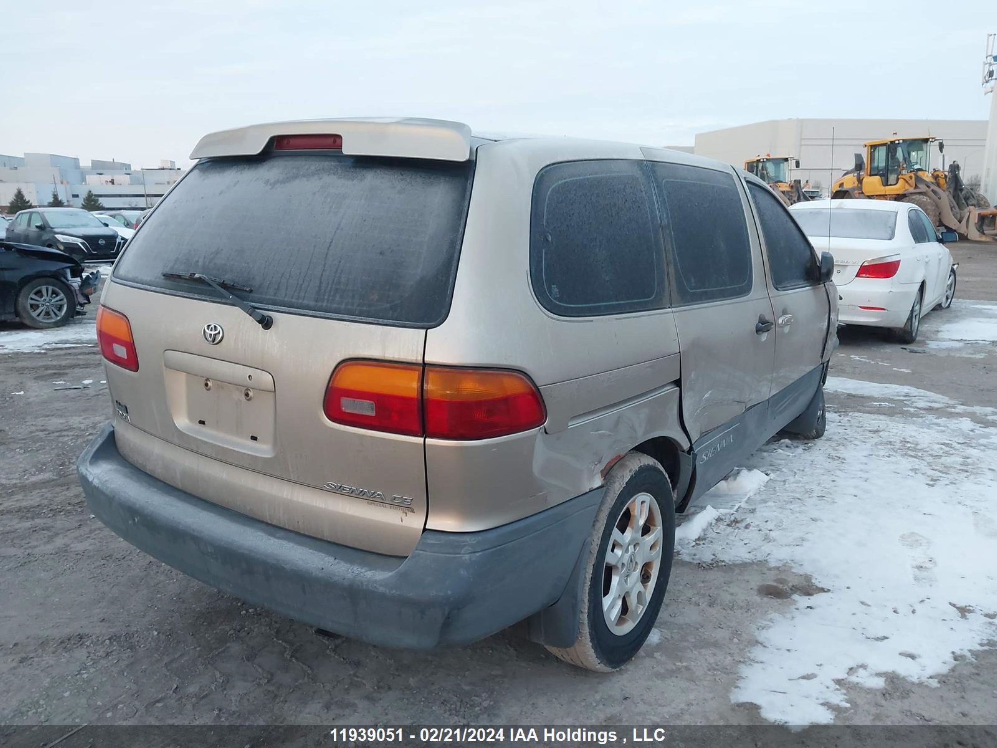 Photo 3 VIN: 4T3ZF19C8YU207672 - TOYOTA SIENNA 