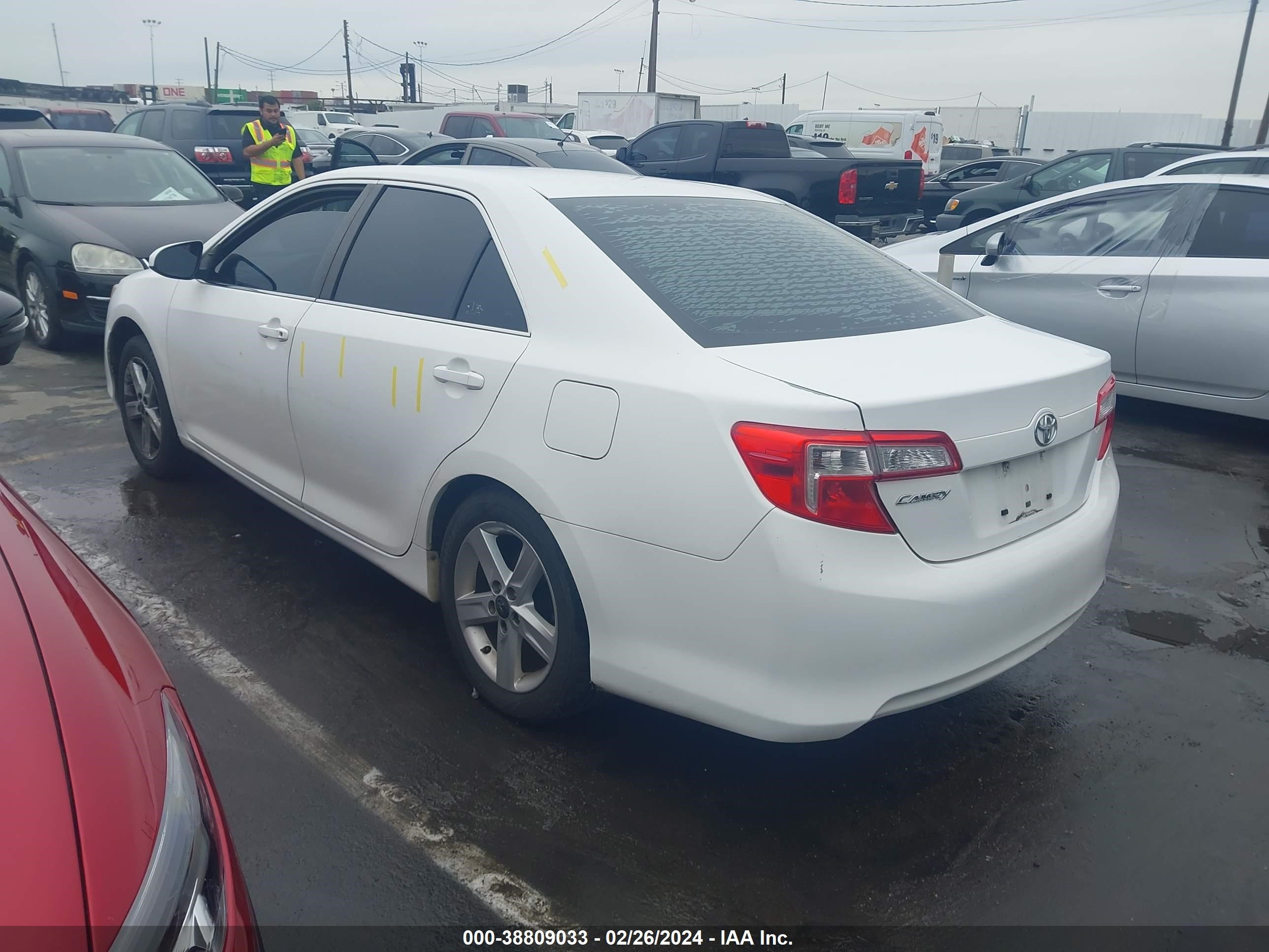 Photo 2 VIN: 4T4BF1FK4CR213831 - TOYOTA CAMRY 