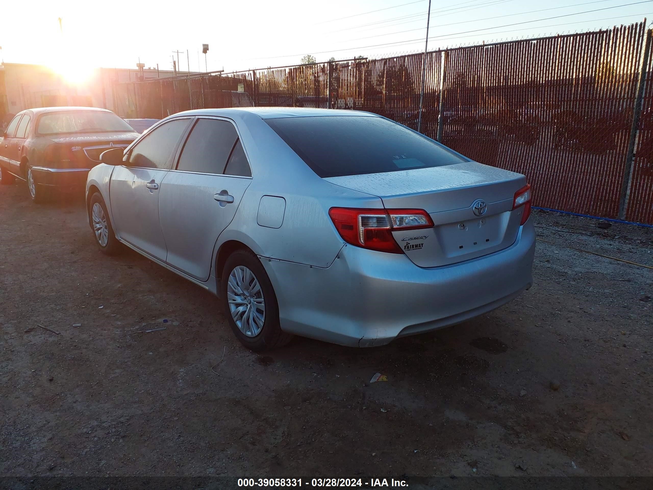 Photo 2 VIN: 4T4BF1FKXDR282864 - TOYOTA CAMRY 