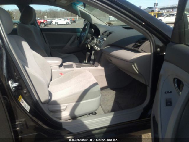 Photo 4 VIN: 4T4BF3EK2BR217100 - TOYOTA CAMRY 