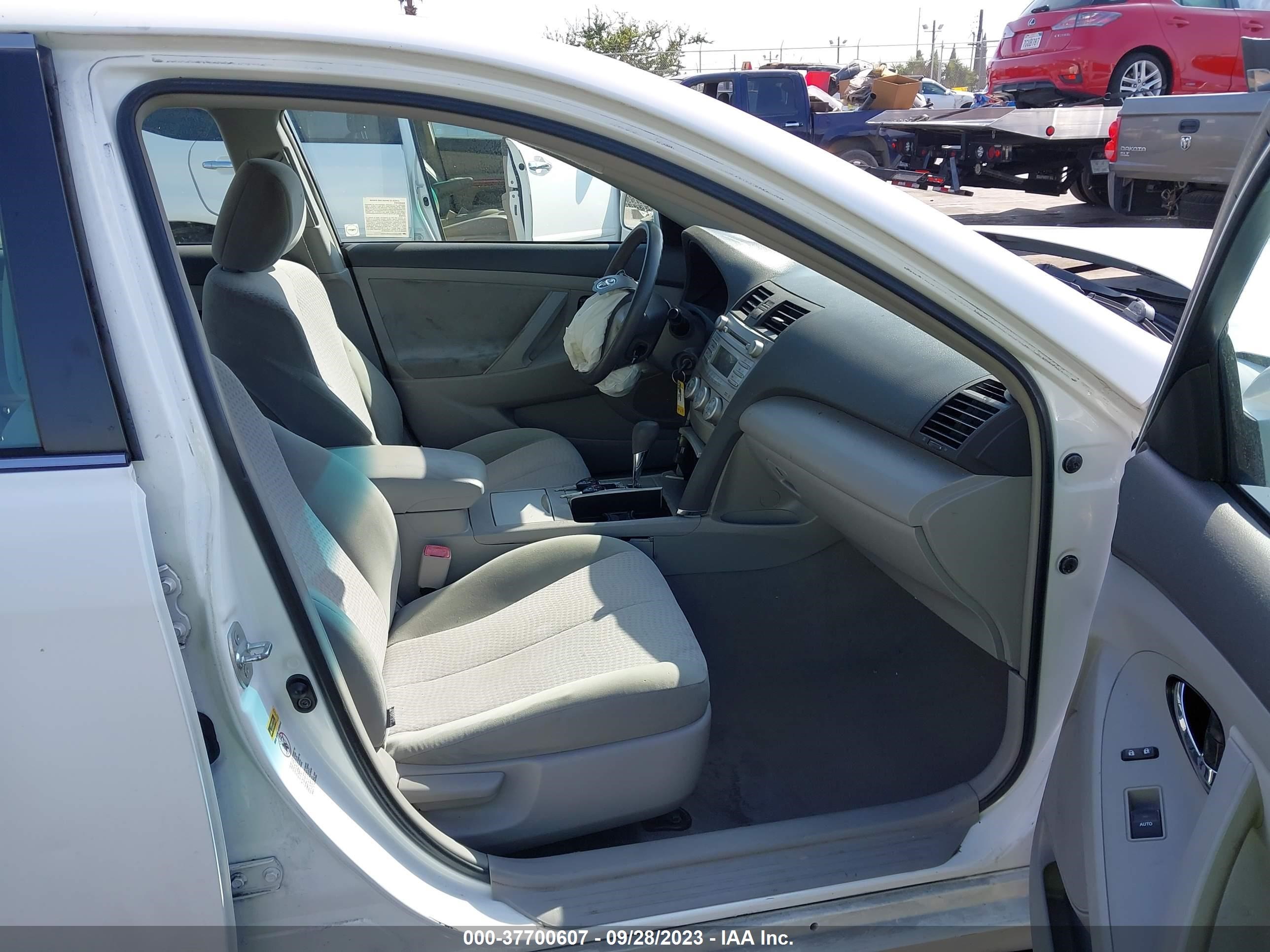 Photo 4 VIN: 4T4BF3EK3BR128359 - TOYOTA CAMRY 