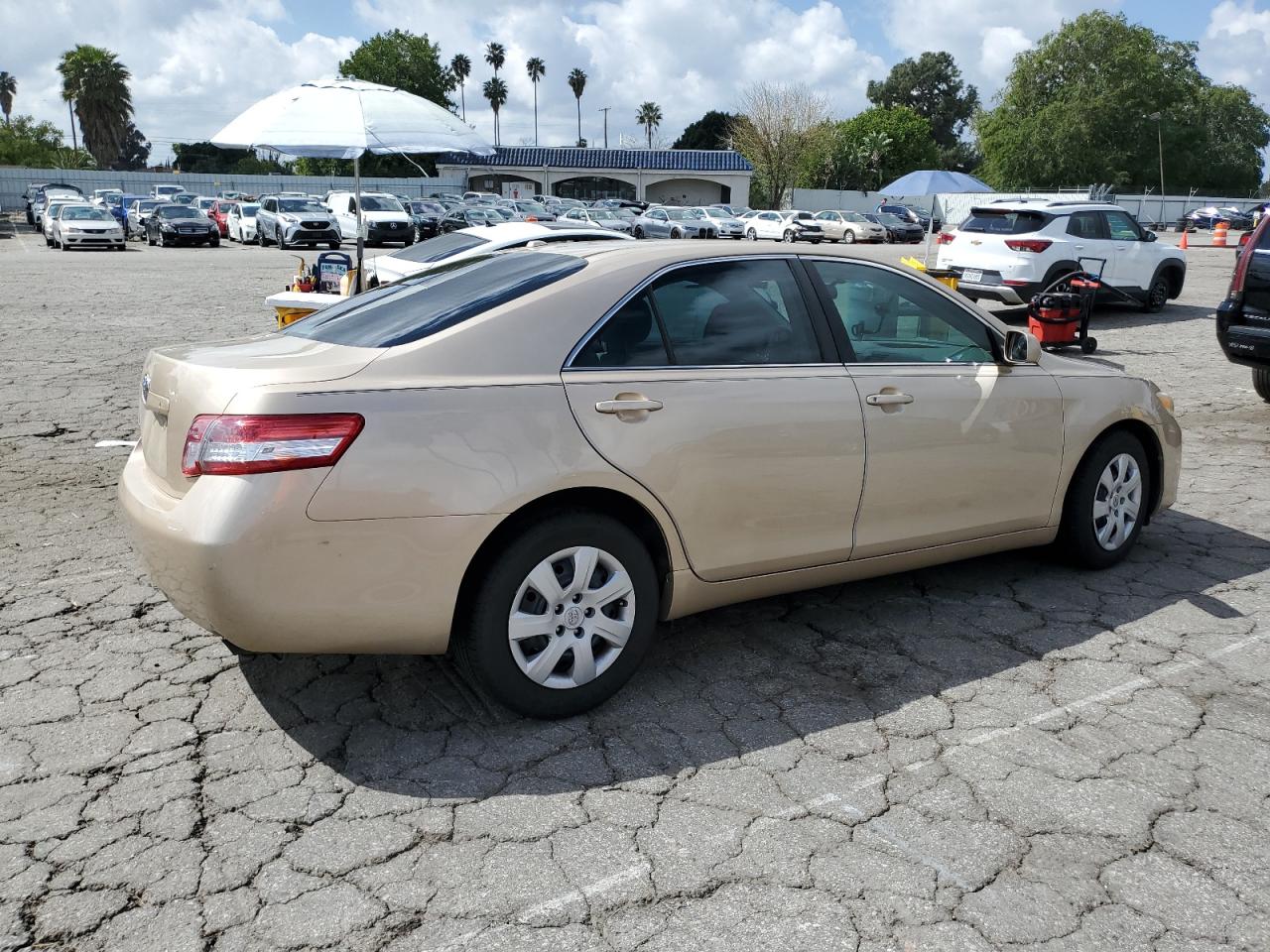 Photo 2 VIN: 4T4BF3EK4AR017687 - TOYOTA CAMRY 