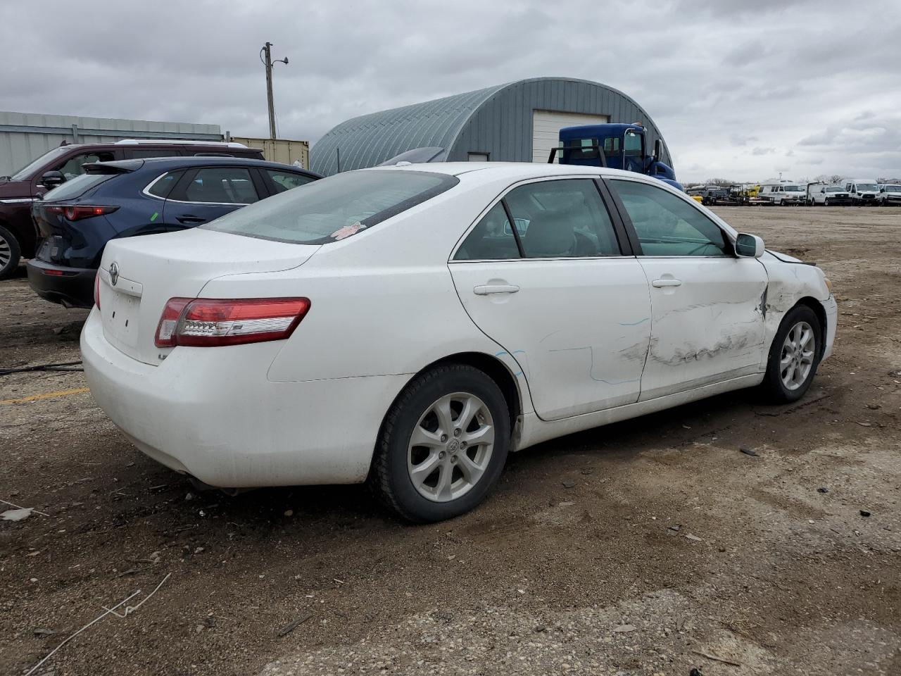 Photo 2 VIN: 4T4BF3EK4BR102403 - TOYOTA CAMRY 