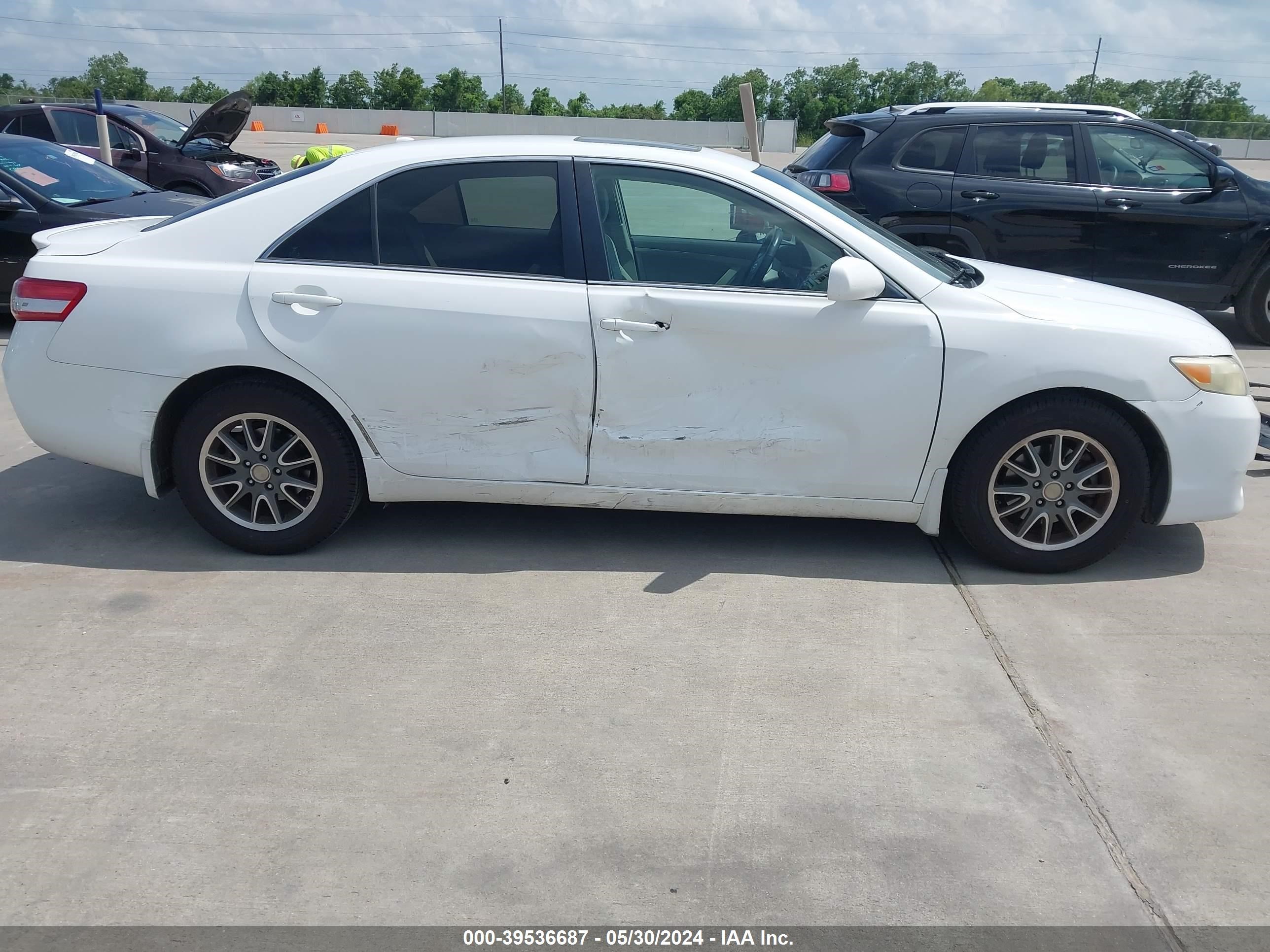 Photo 12 VIN: 4T4BF3EK7AR039490 - TOYOTA CAMRY 