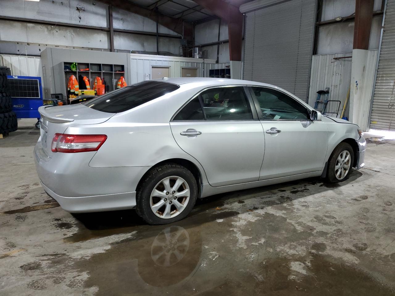 Photo 2 VIN: 4T4BF3EK7BR126680 - TOYOTA CAMRY 