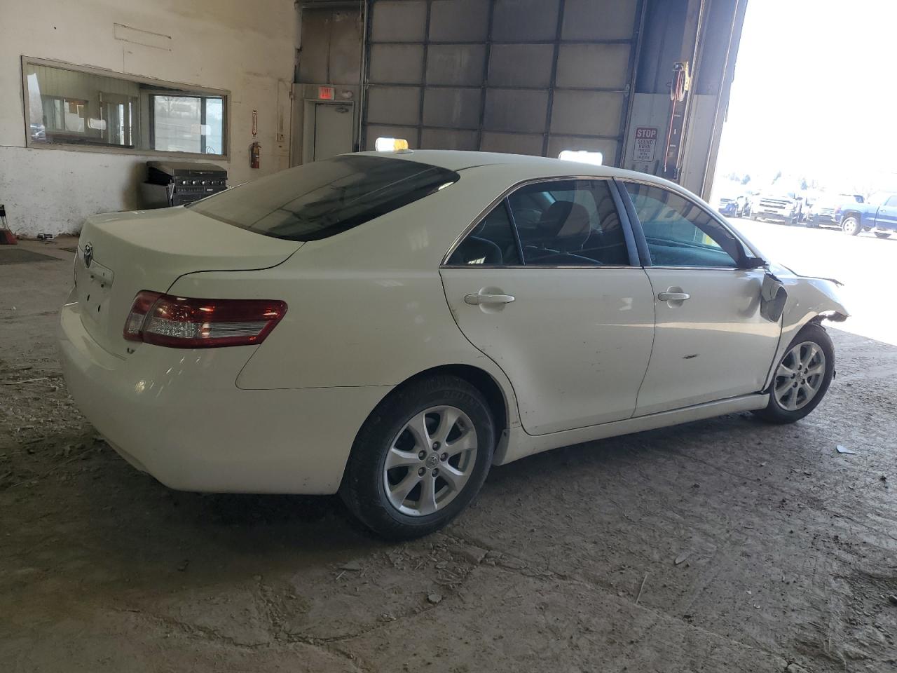 Photo 2 VIN: 4T4BF3EK9BR169465 - TOYOTA CAMRY 