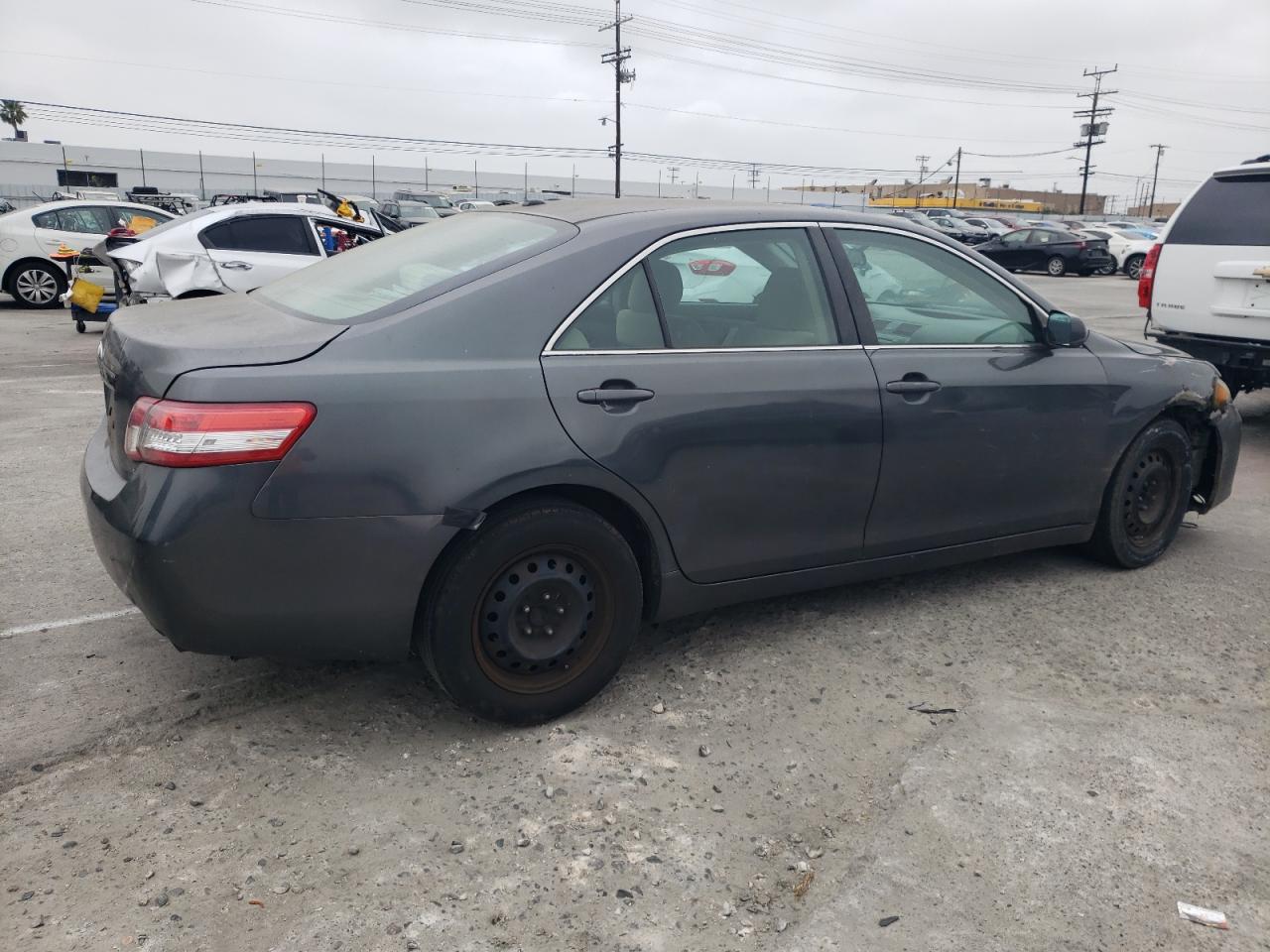 Photo 2 VIN: 4T4BF3EKXBR132702 - TOYOTA CAMRY 