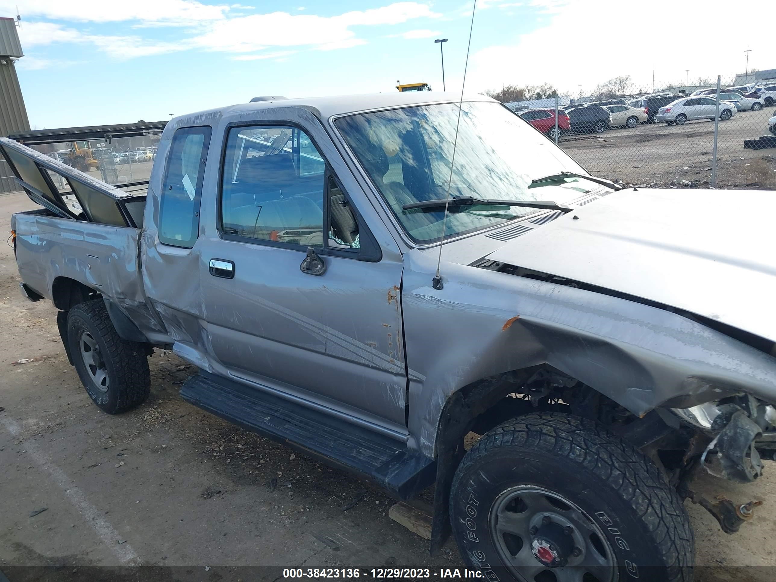 Photo 11 VIN: 4TARN13P1RZ179368 - TOYOTA PICKUP 