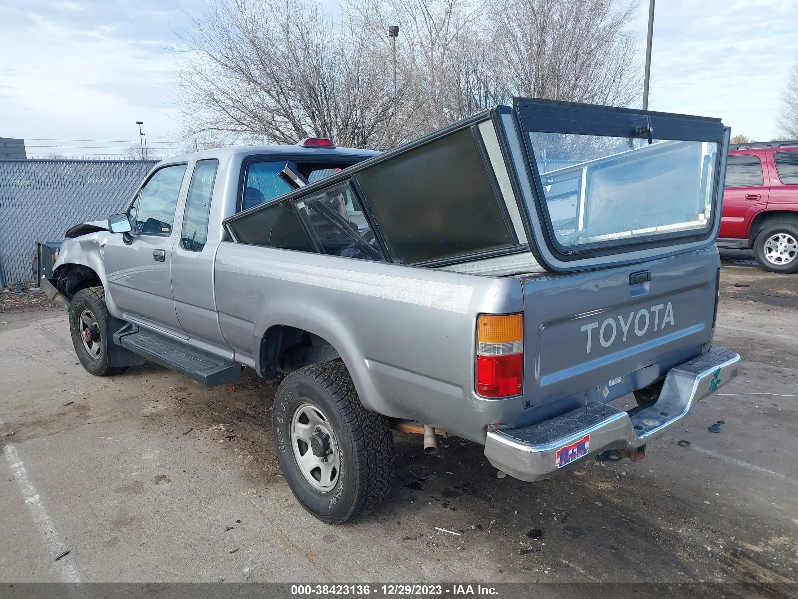 Photo 2 VIN: 4TARN13P1RZ179368 - TOYOTA PICKUP 