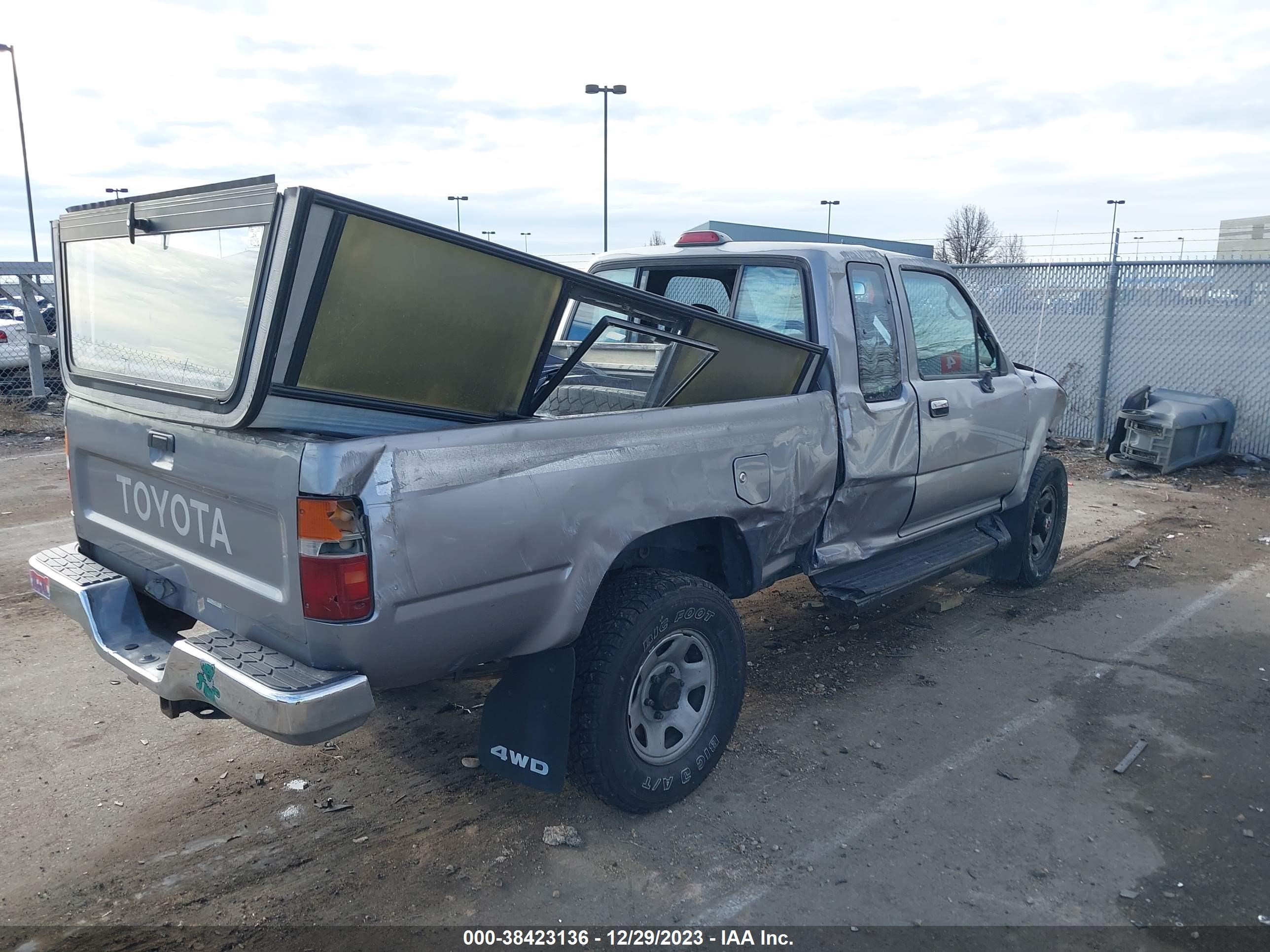 Photo 3 VIN: 4TARN13P1RZ179368 - TOYOTA PICKUP 