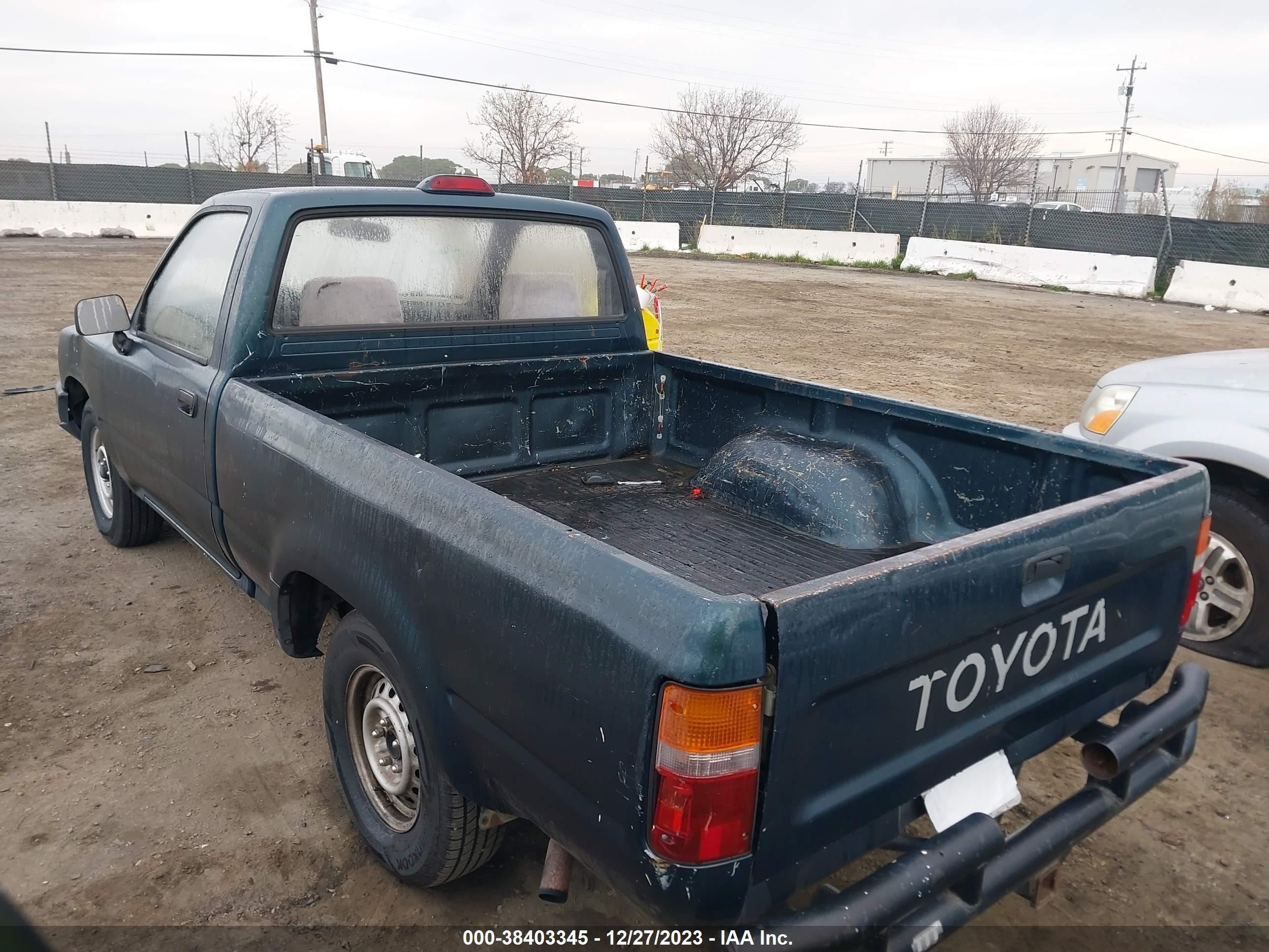 Photo 2 VIN: 4TARN81A3SZ324164 - TOYOTA PICKUP 