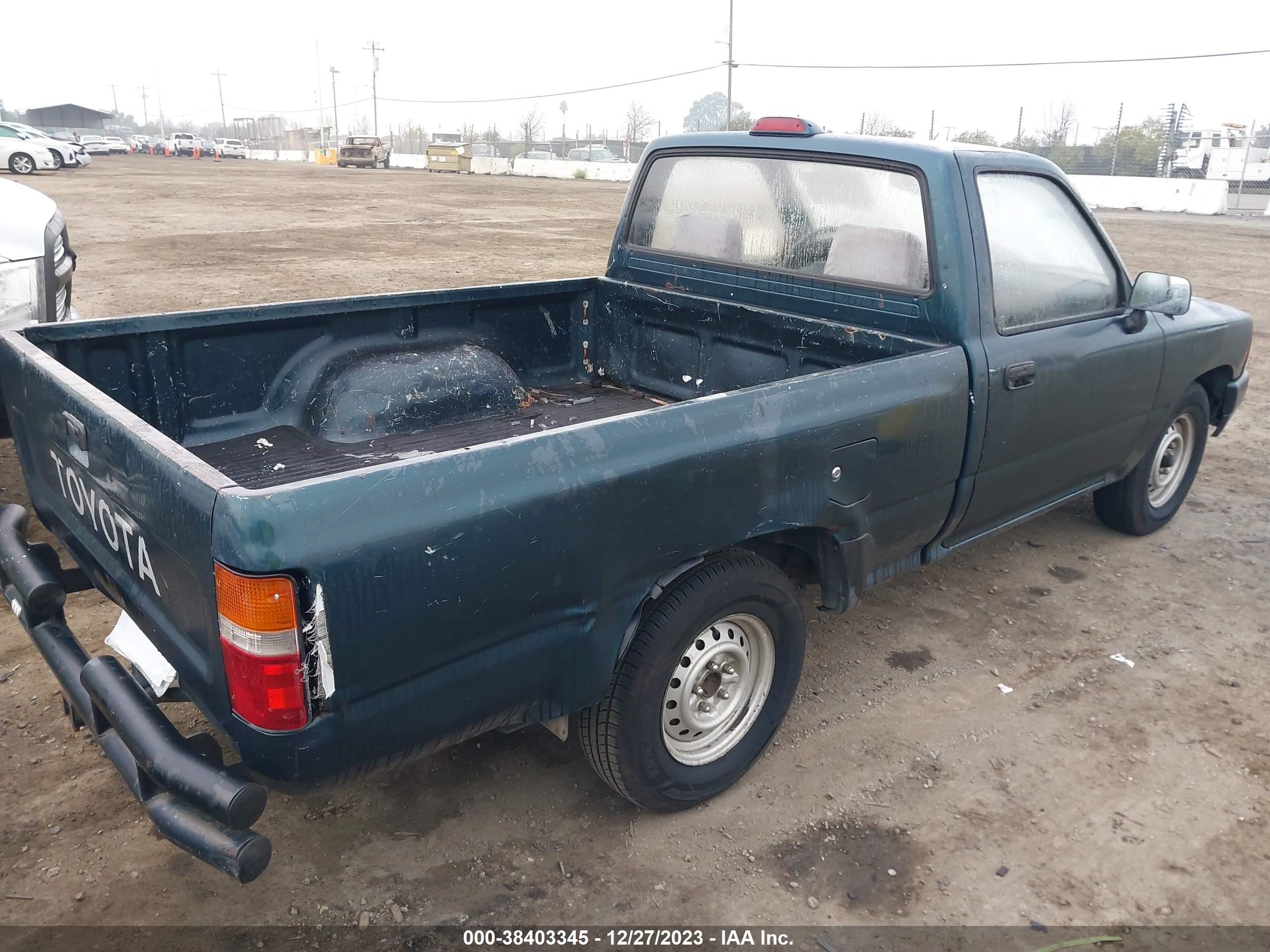 Photo 3 VIN: 4TARN81A3SZ324164 - TOYOTA PICKUP 