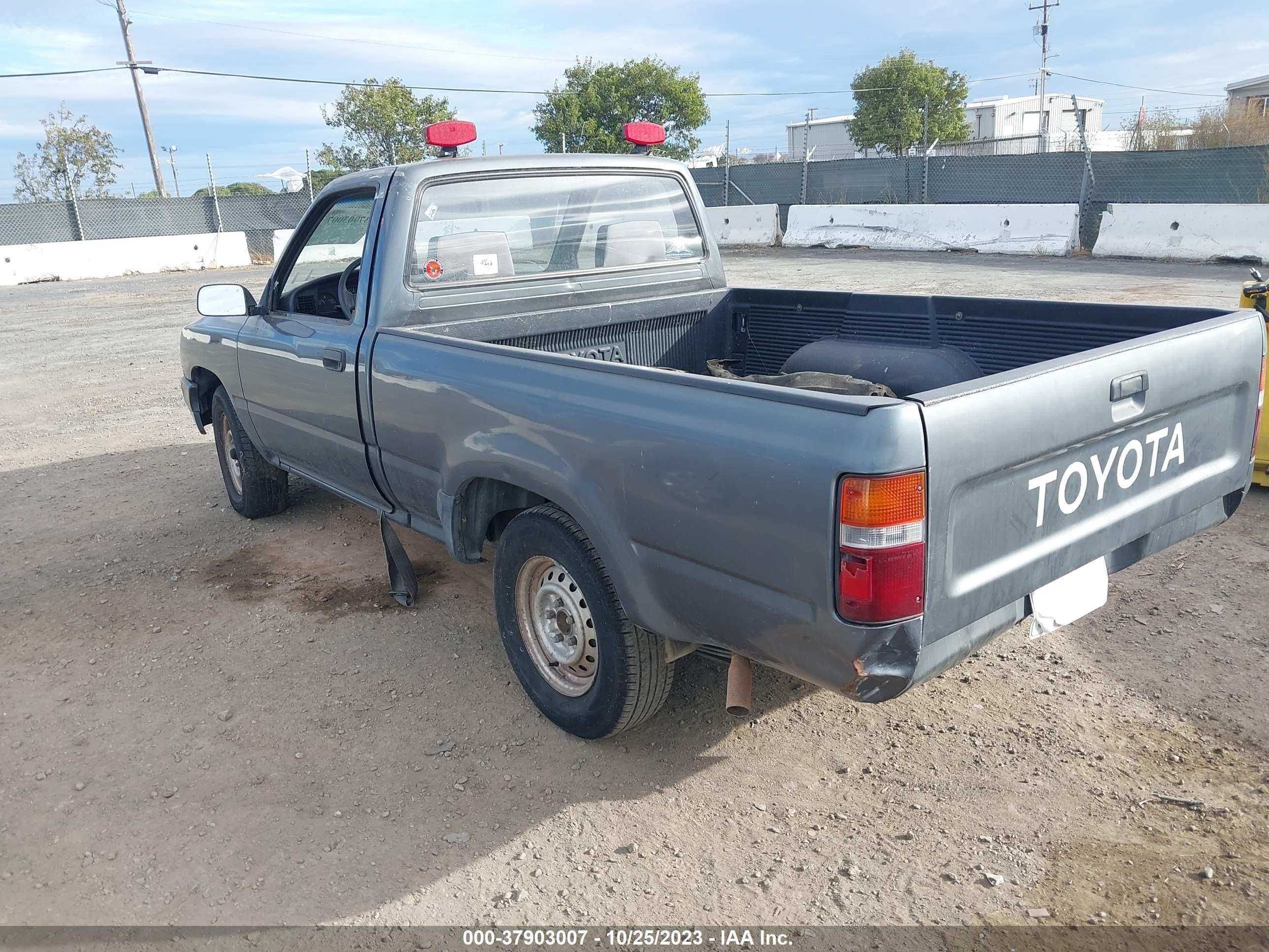 Photo 2 VIN: 4TARN81A6PZ070568 - TOYOTA PICKUP 