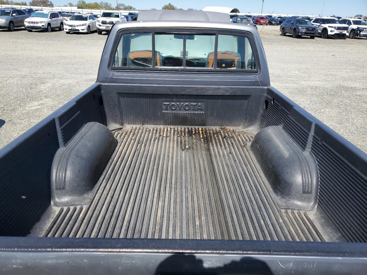 Photo 9 VIN: 4TARN81A9PZ126650 - TOYOTA PICKUP 