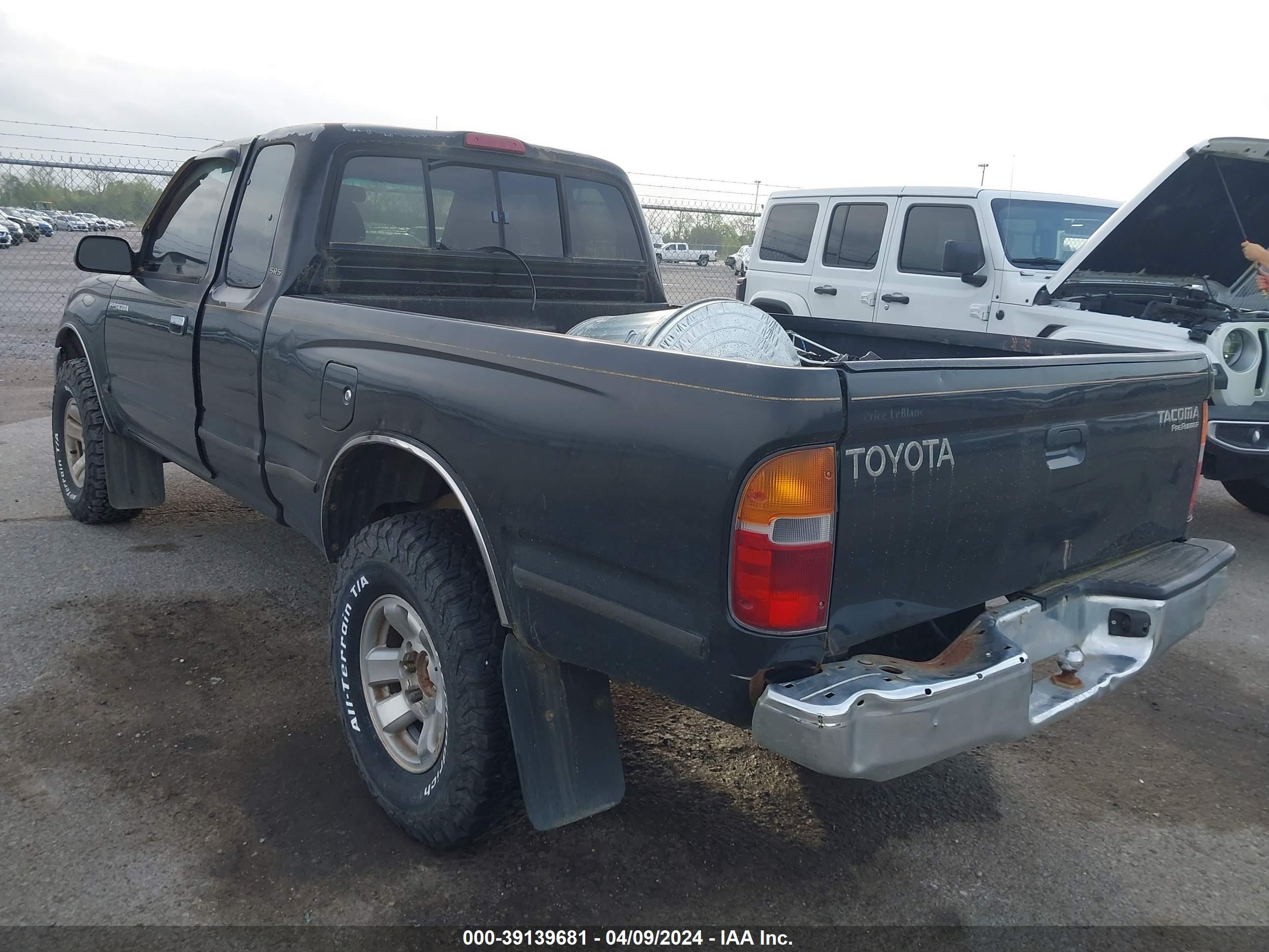 Photo 2 VIN: 4TASM92N3YZ575044 - TOYOTA TACOMA 