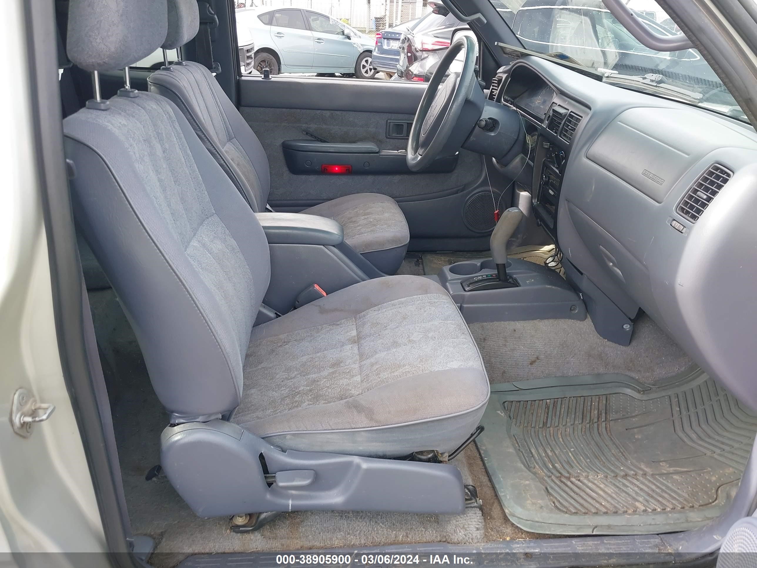 Photo 4 VIN: 4TASN92N8YZ607998 - TOYOTA TACOMA 