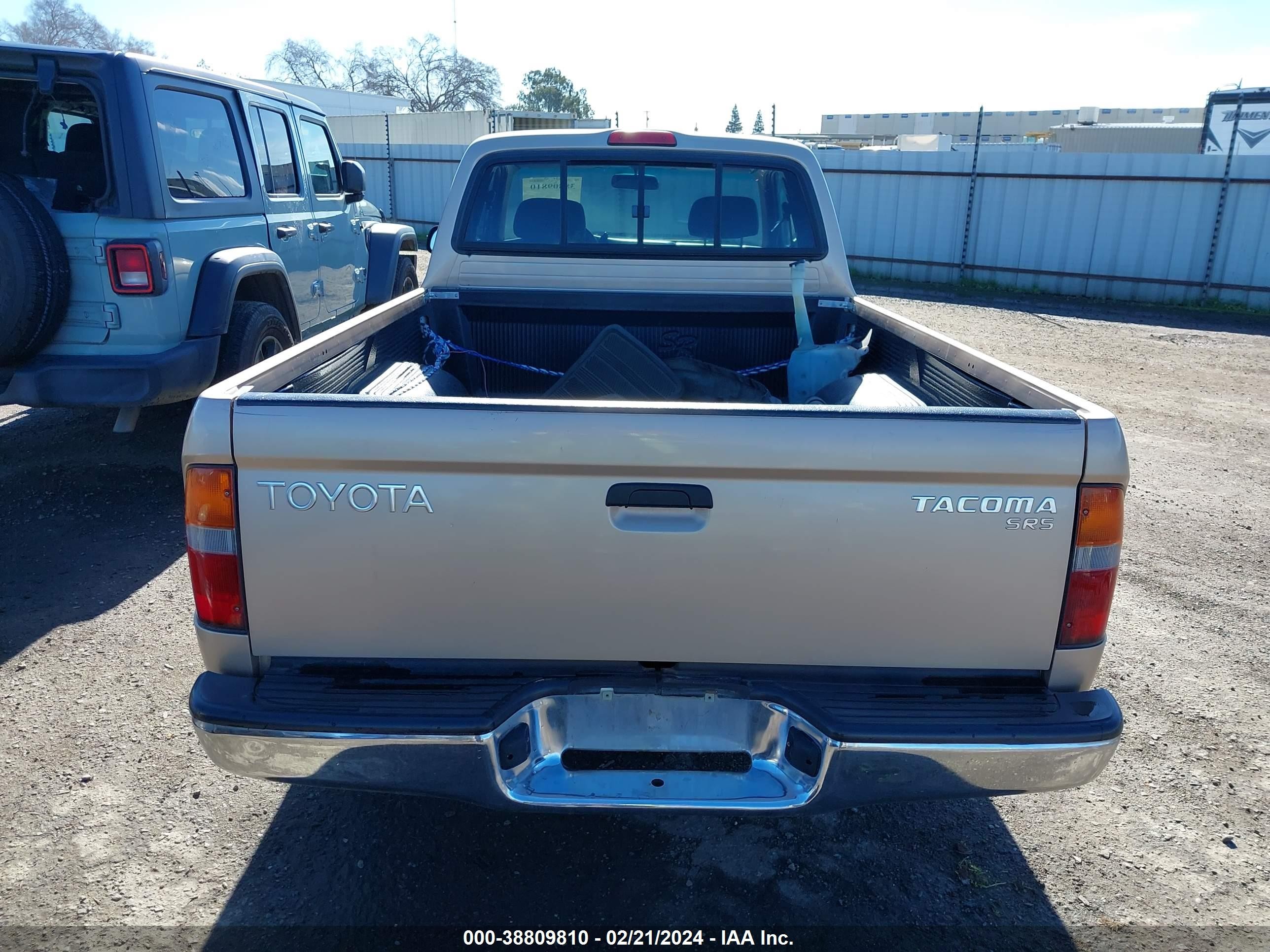 Photo 16 VIN: 4TAVL52N2YZ599974 - TOYOTA TACOMA 